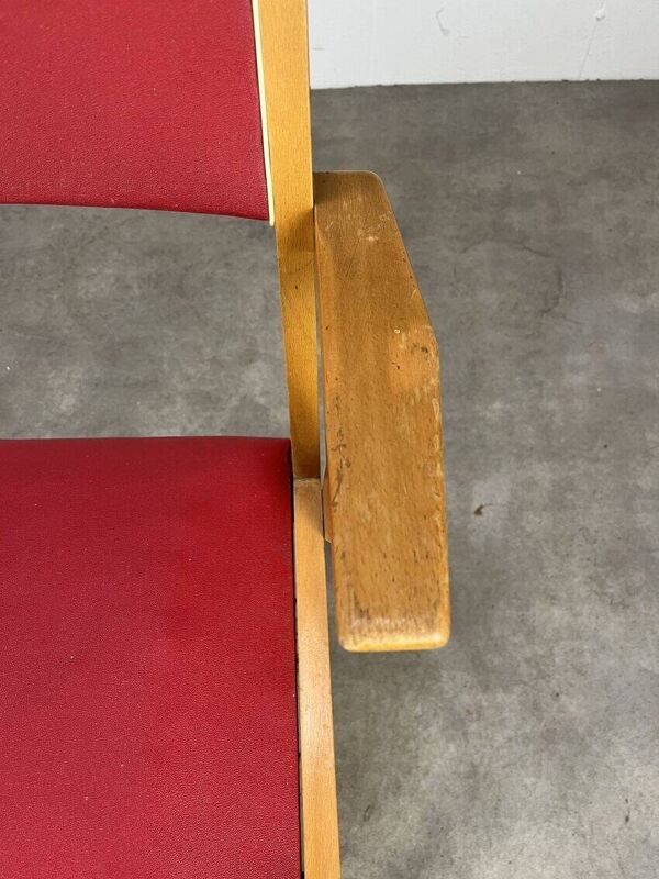 Fauteuil bridge années 50, bois et simili cuir rouge
