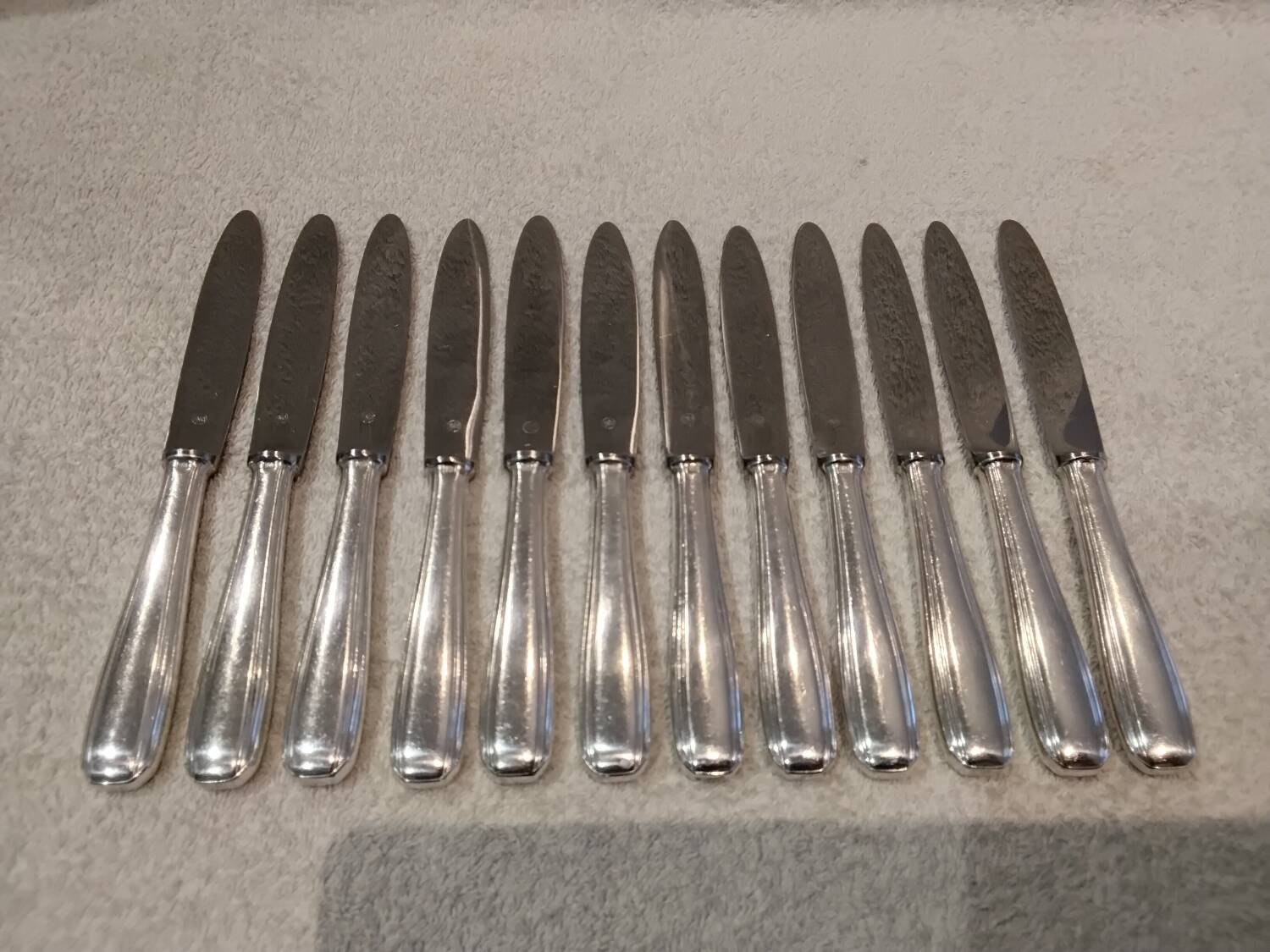 12 silver-plated dessert knives by the silversmith Ercuis, Senlis, 20.3 cm.