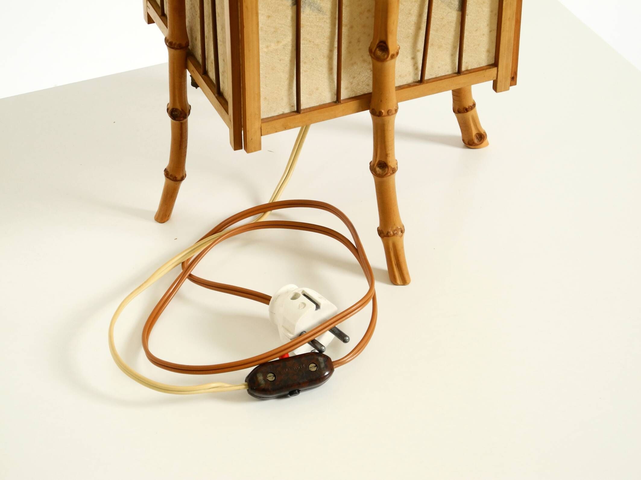 Belle lampe de table moderne du milieu du siècle en bambou et parchemin.