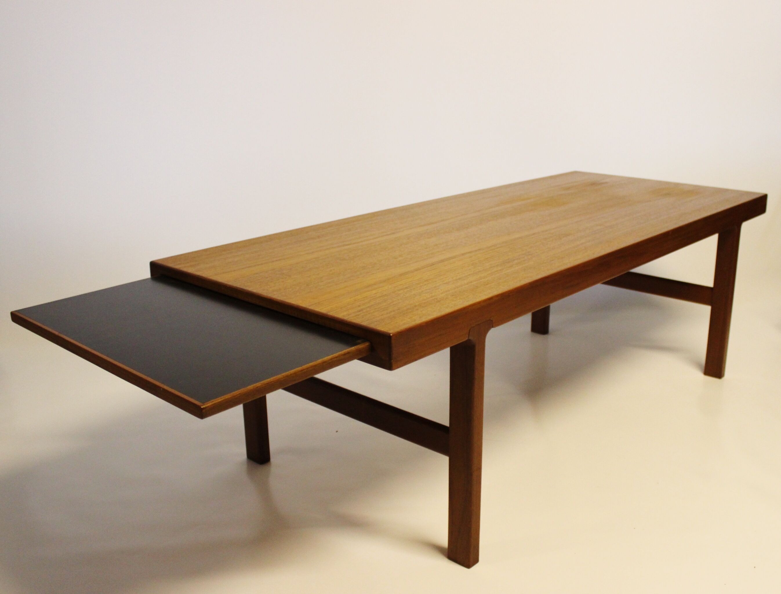 Table basse en teck avec feuille d'extension noire, design danois, années 1960.