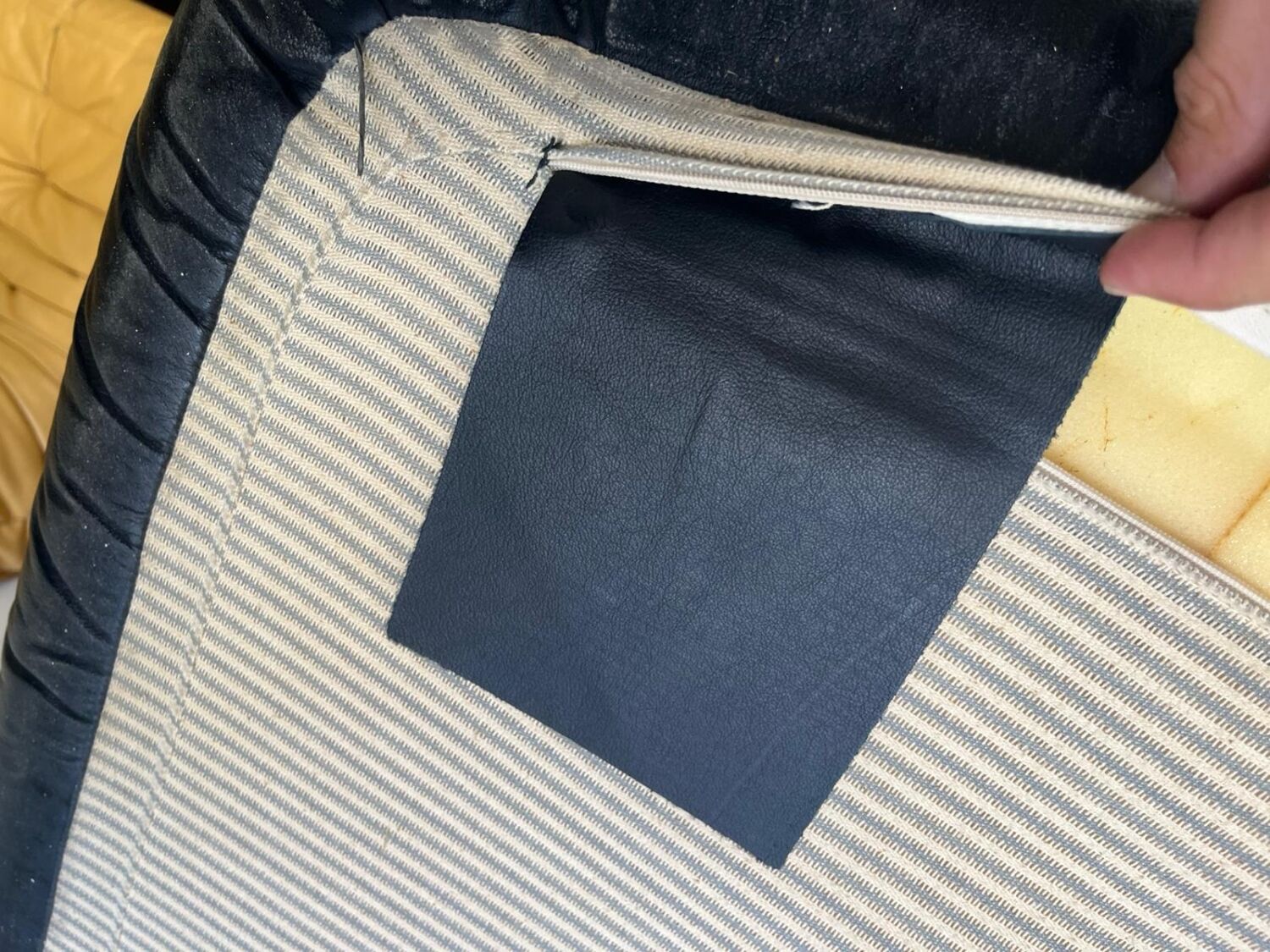 Chauffeuse d'angle Togo en cuir noir par Ligne Roset