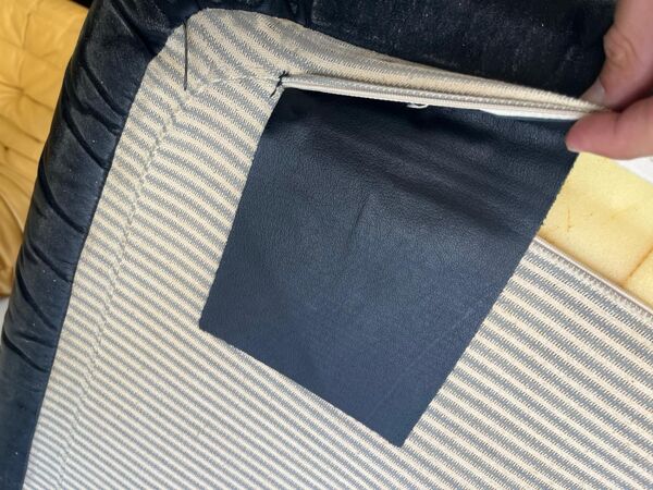 Chauffeuse d'angle Togo en cuir noir par Ligne Roset