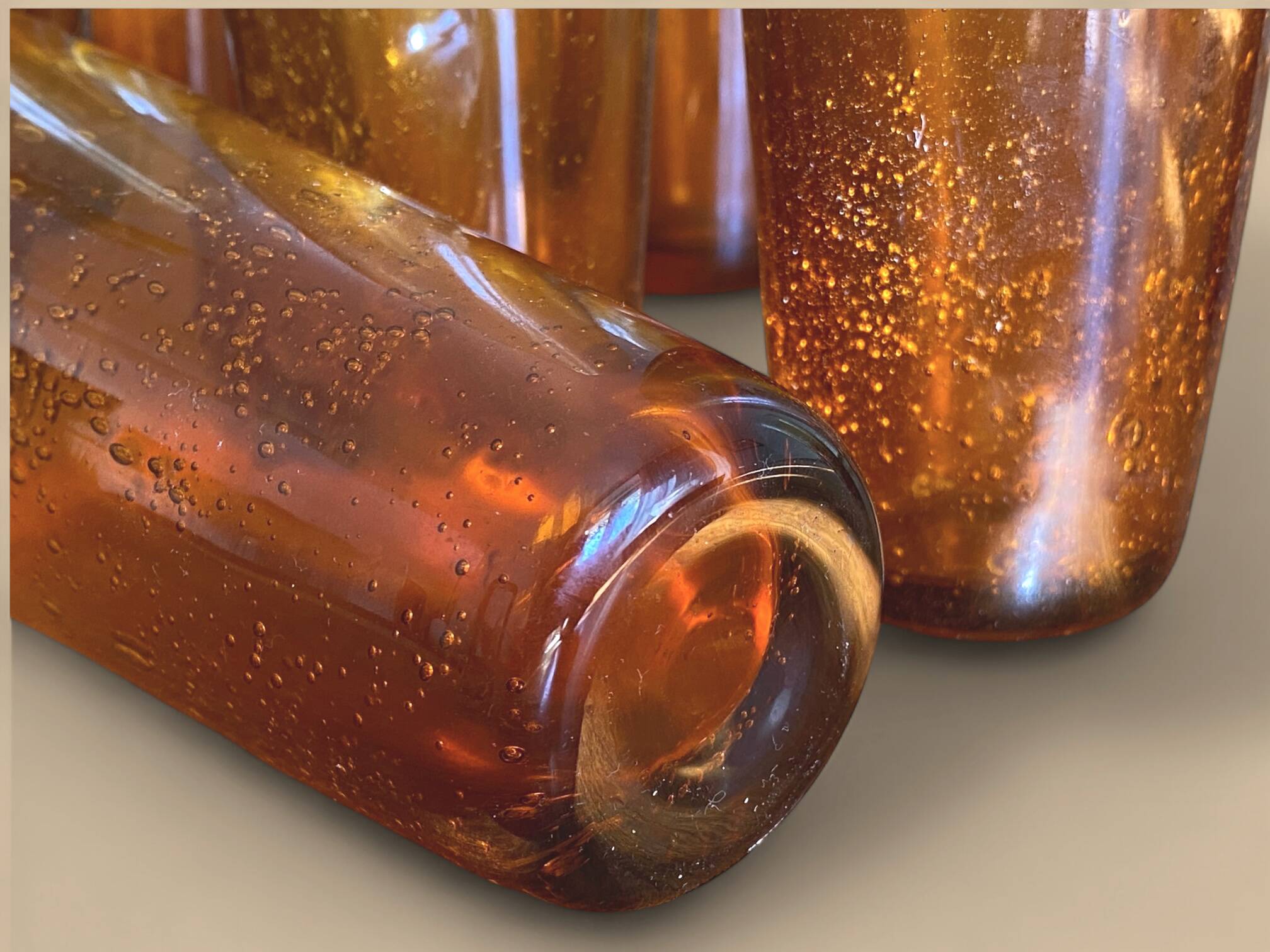 8 gobelets vintage en verre bullé ambré dlg Biot