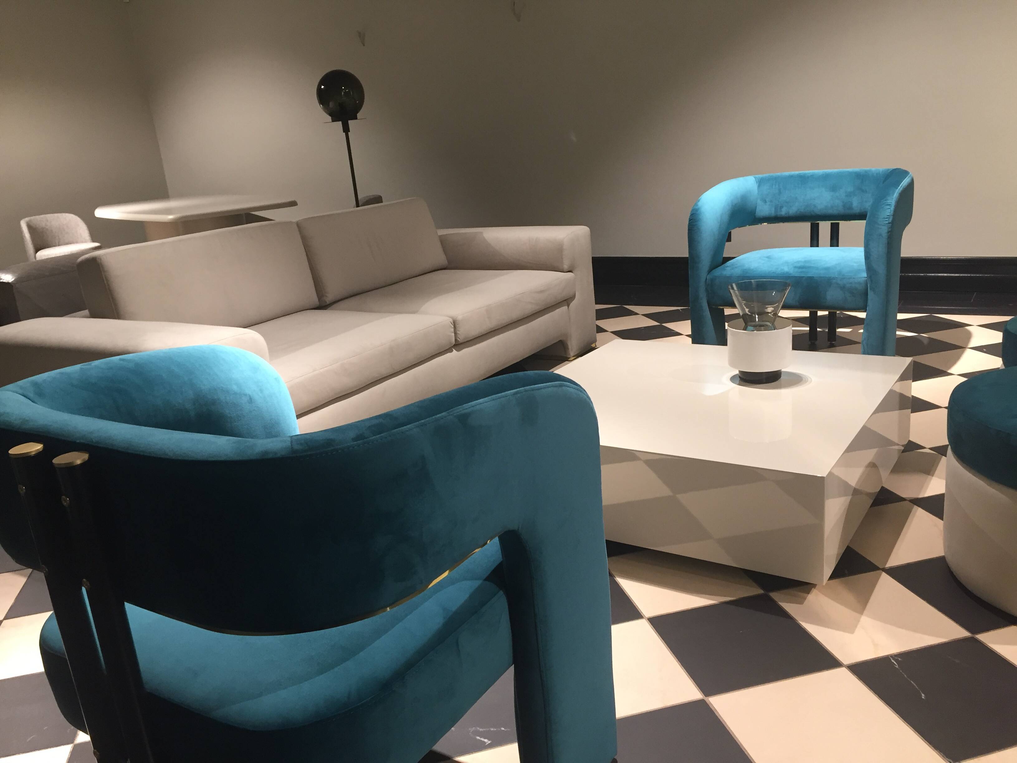 Table basse Essence conçue par le designer italien Gio Pagani.
