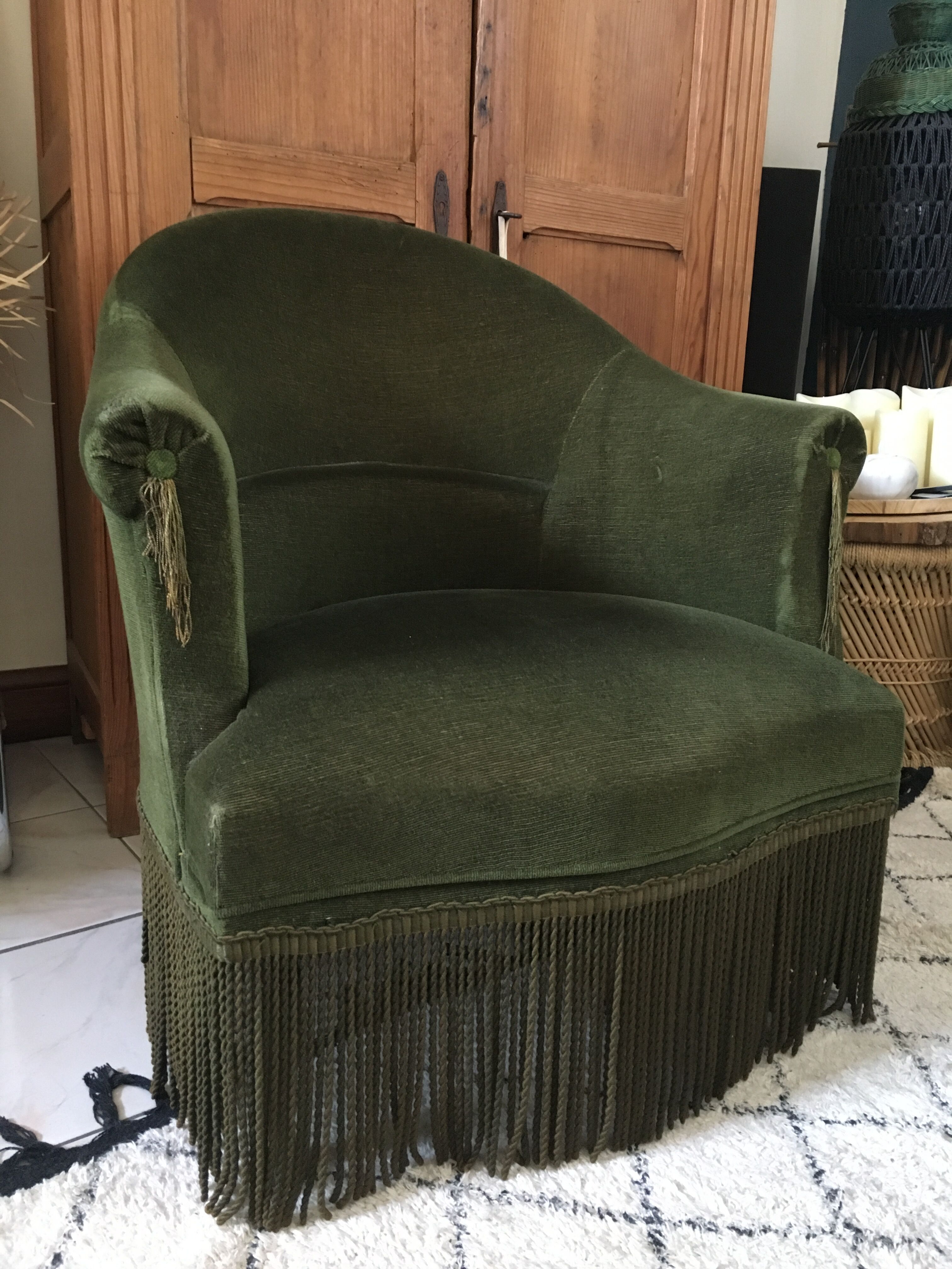 Green toad armchair