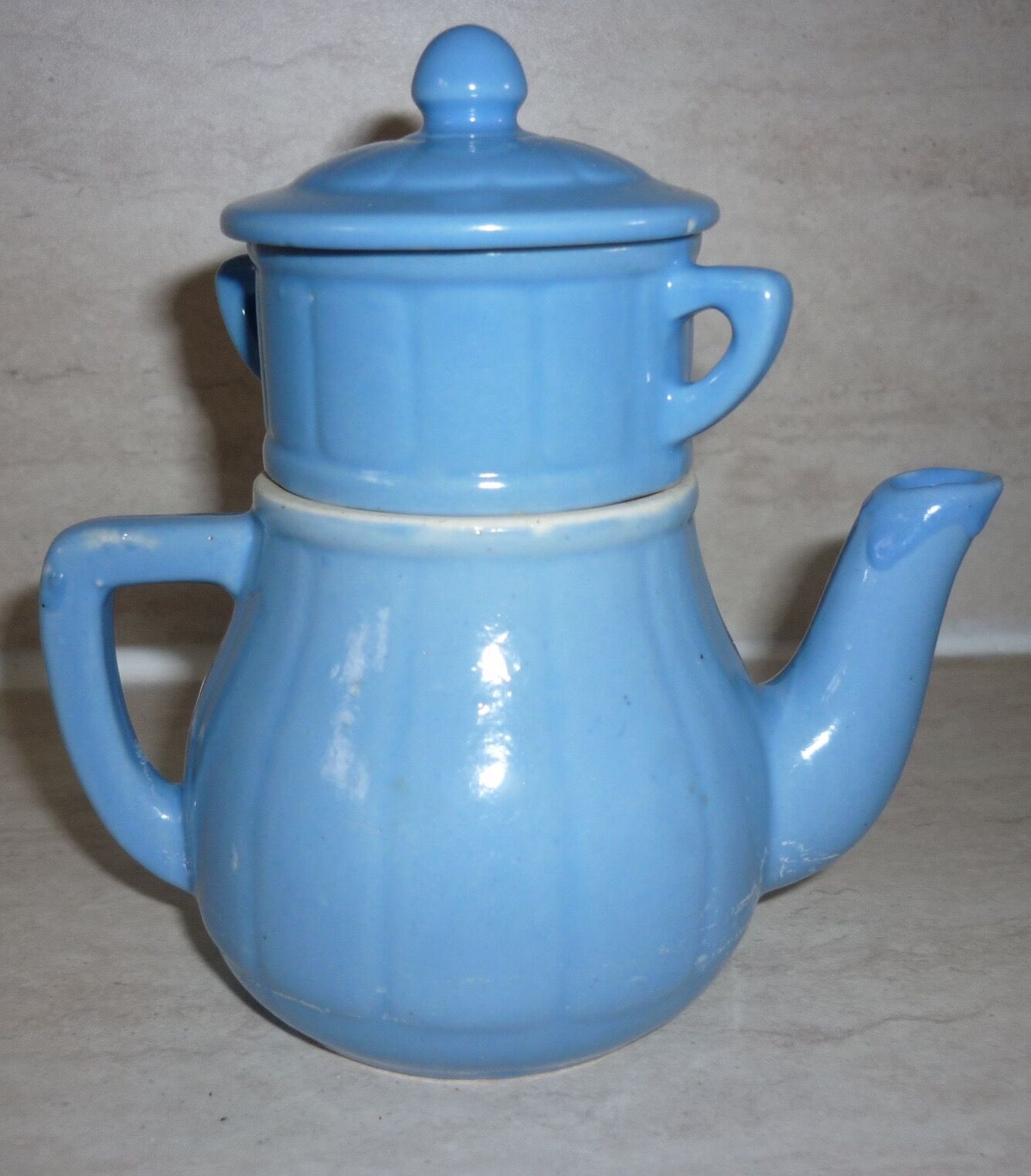 Individual coffee maker with bright blue filter