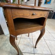 Guéridon ensemble gueridon et tabouret de style Louis XV en chêne massif