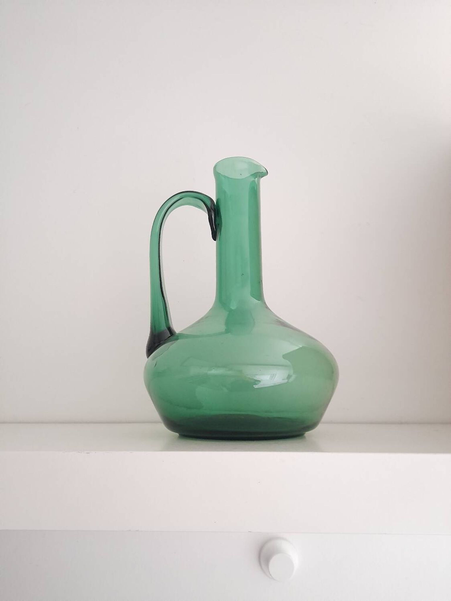 Carafe en verre vert de fabrication italienne 1960s
