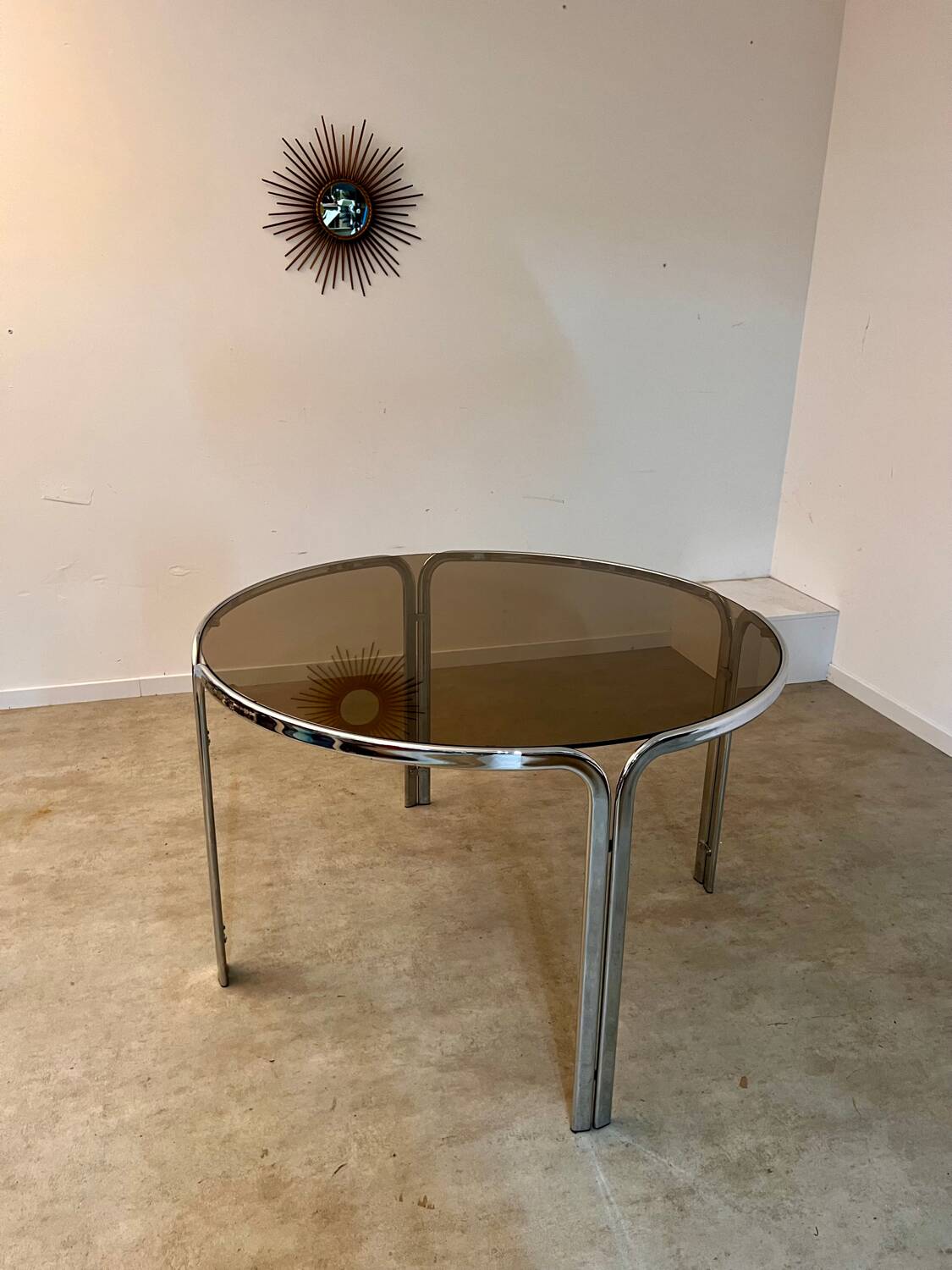 Table ronde vintage tubulaire en métal et verre fumé design année 70
