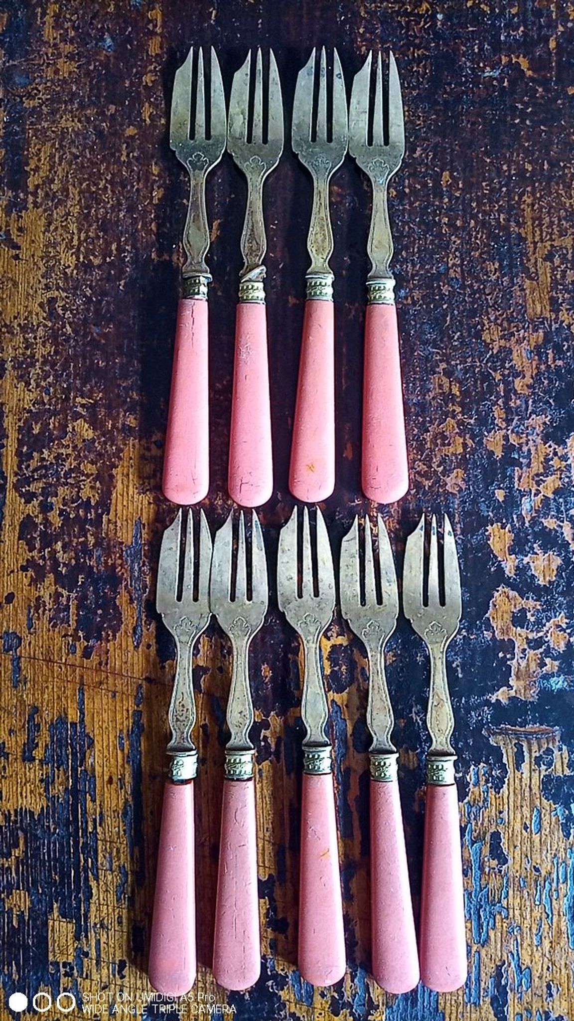 9 fourchettes à gâteau en laiton - manche en bakélite d'époque