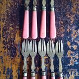 9 fourchettes à gâteau en laiton - manche en bakélite d'époque