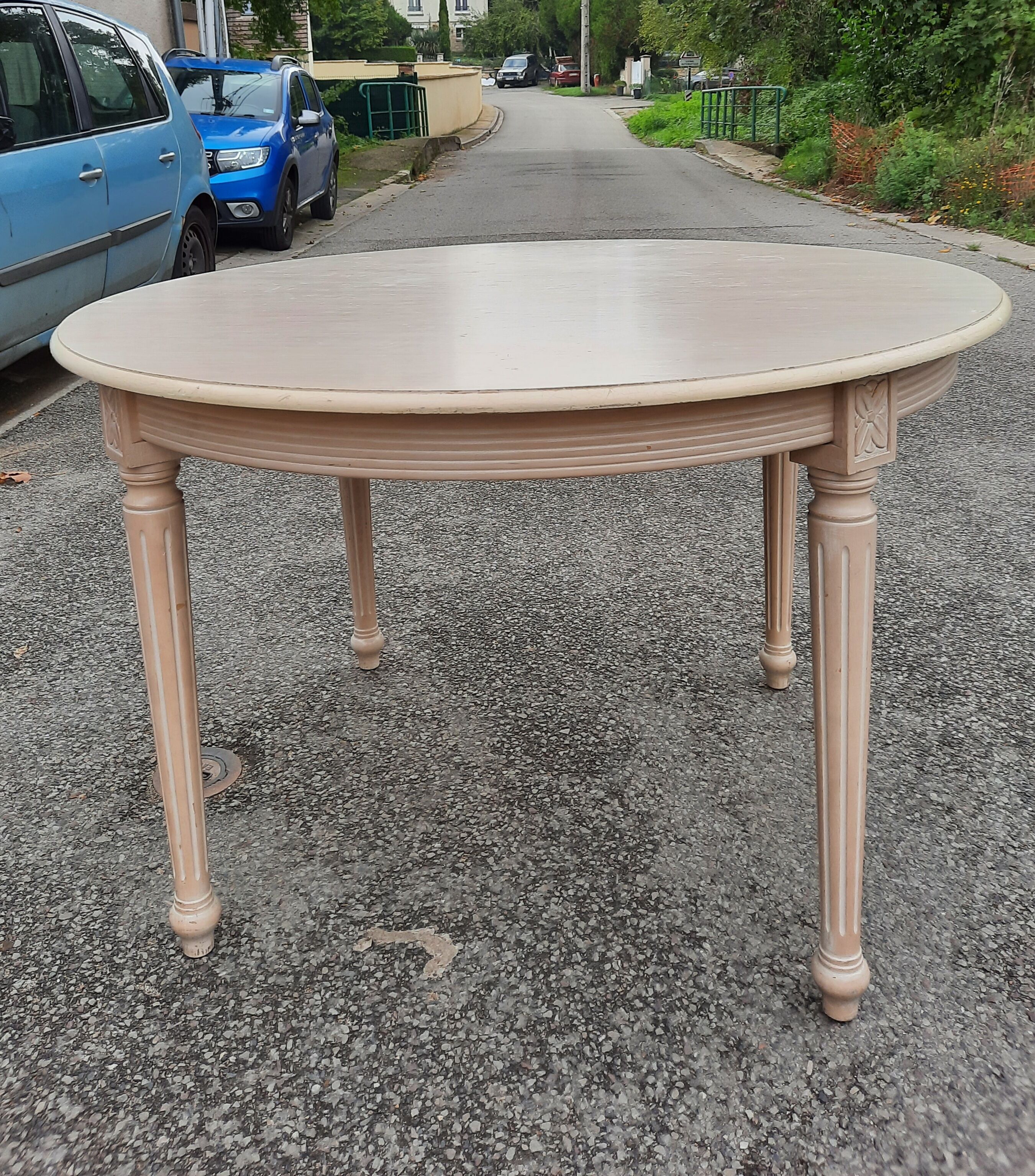 White lacquered table Louis XVI style