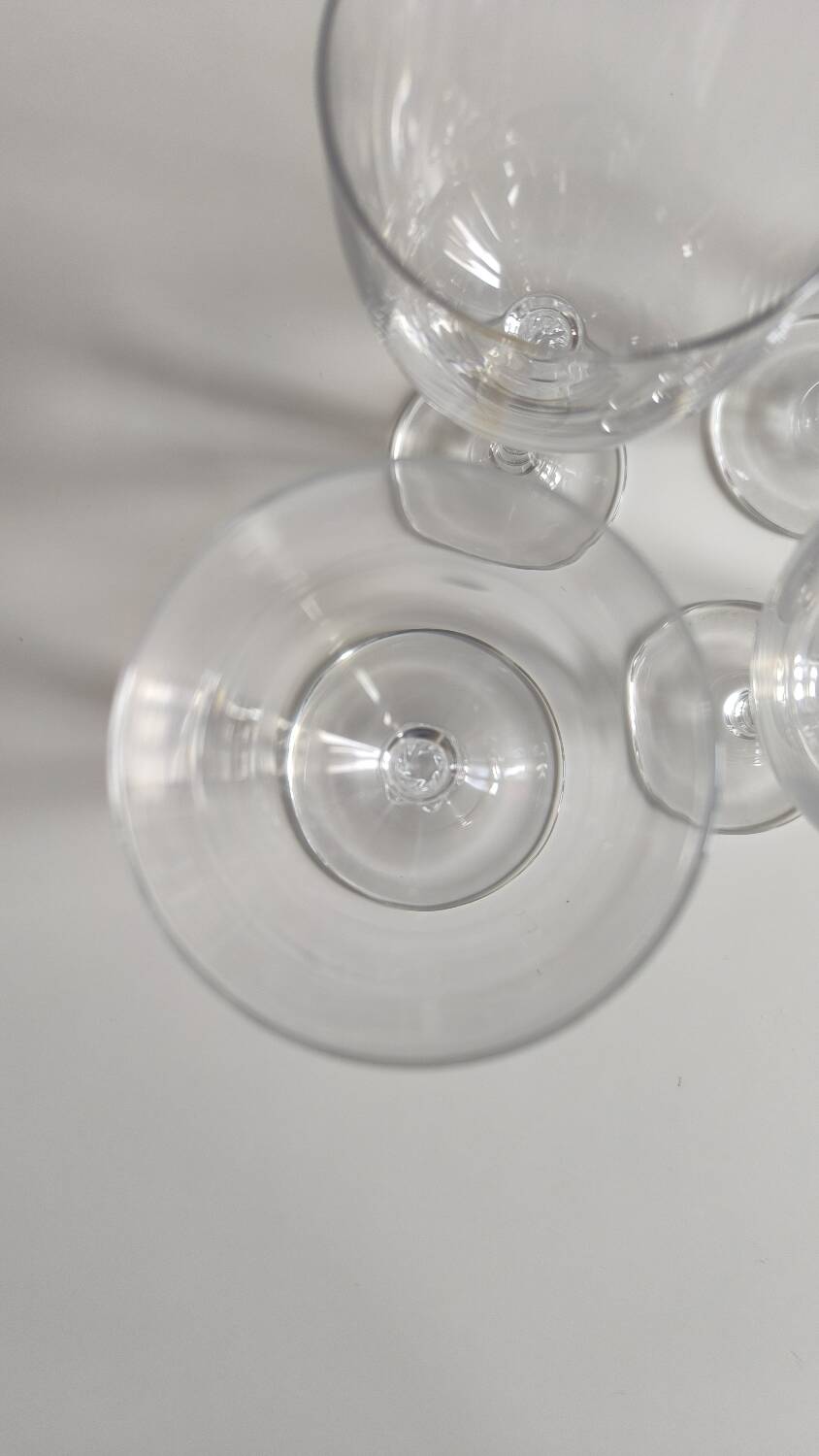Set of 8 chiseled glass wine glasses