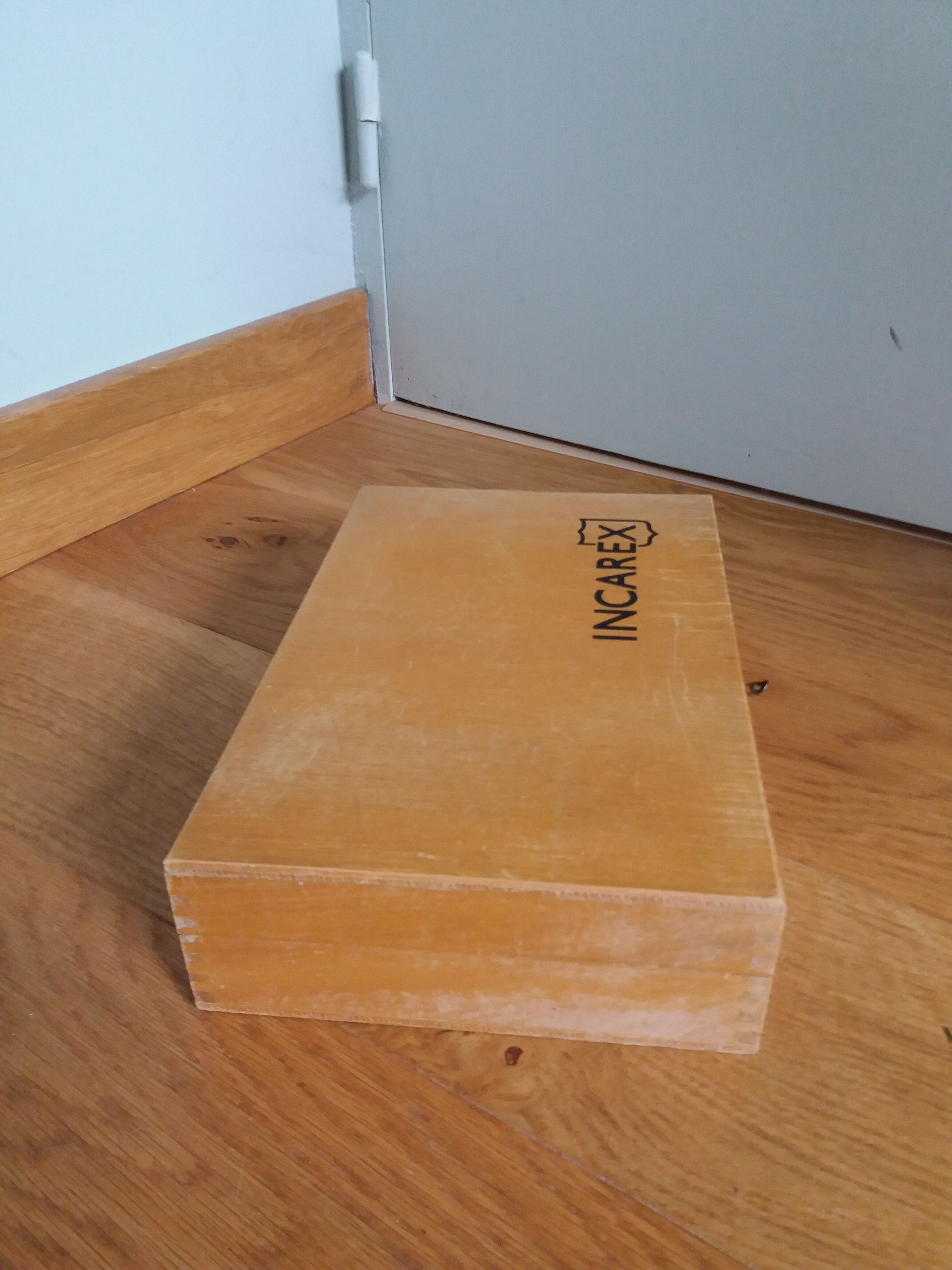 Box compartmentalized wooden