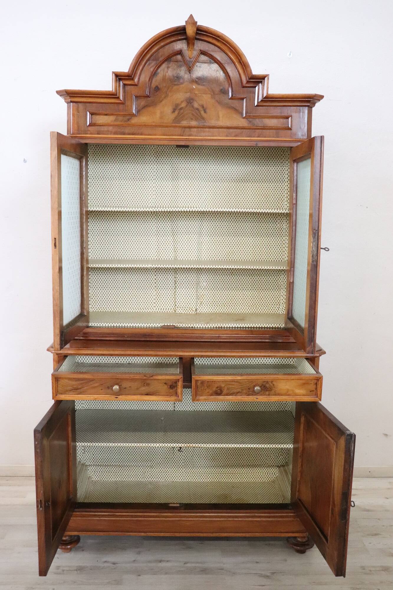 Antique sideboard in veined walnut, Italy, late 19th century