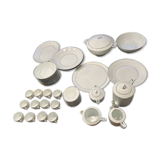 Service de table Bernardaud Limoges modèle platine, 45 pieces