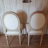 Pair of medallion chairs from late 19th century with carved backs of leaves