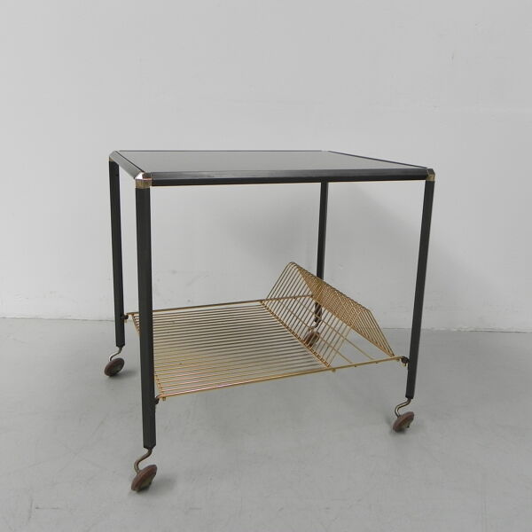 Table basse vintage sur roulettes avec porte-bagages