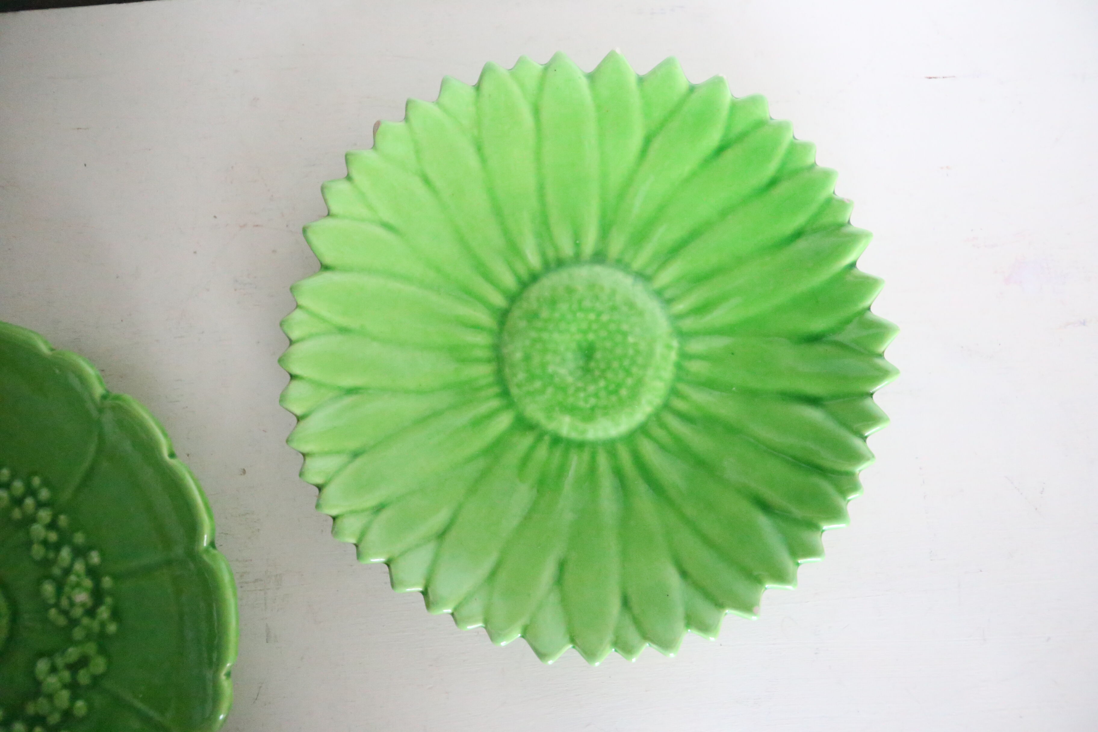 Plates Vallauris Alain Maunier, 1970, in the shape of a flower, in green earthenware