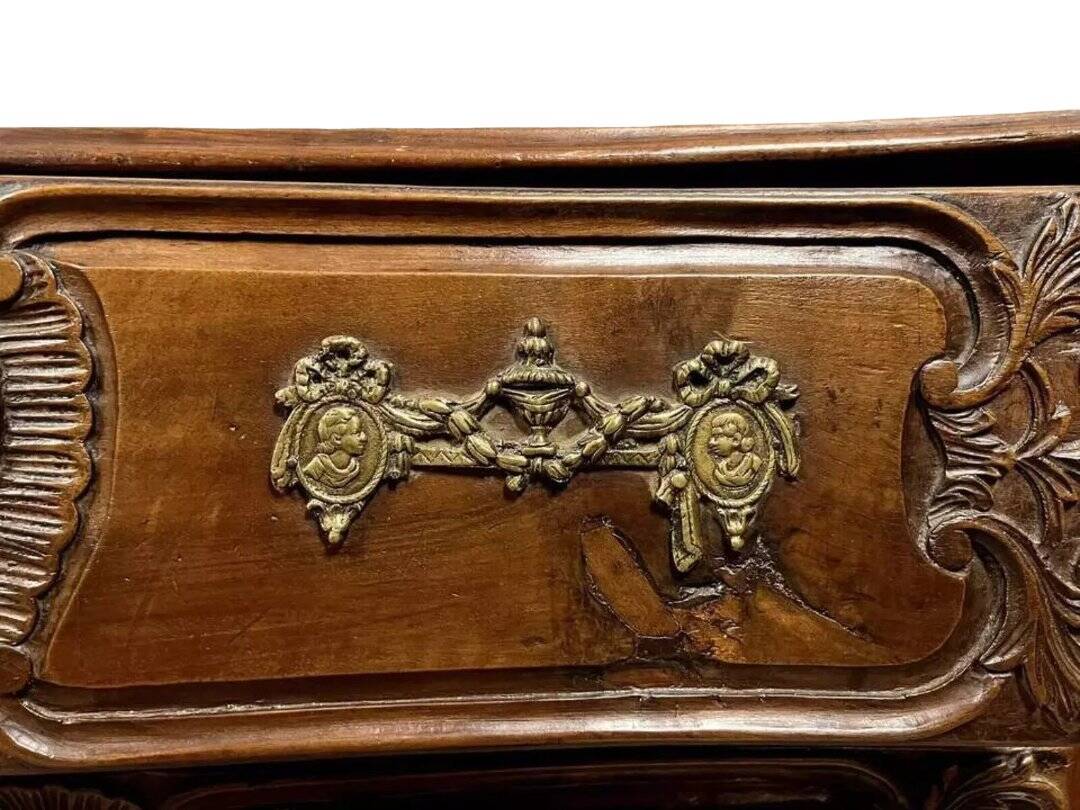 Lyonnaise commode from the Louis XV period in solid walnut, 18th century.
