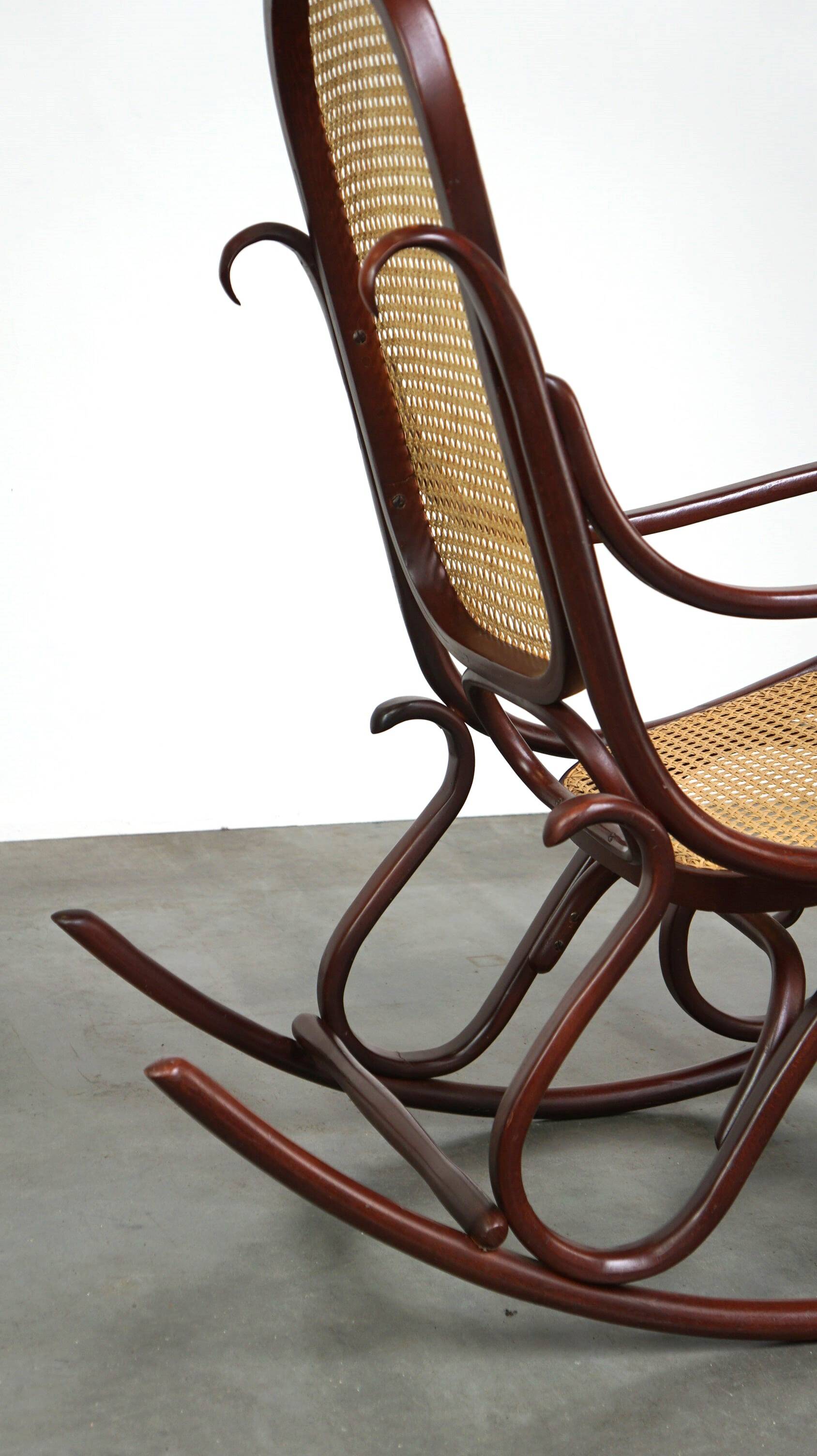 Superbe fauteuil à bascule vintage en bois courbé