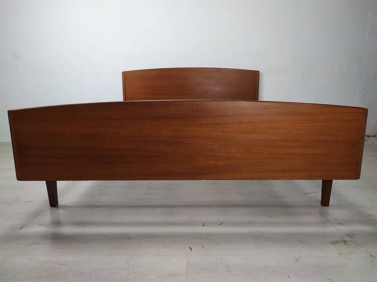 Scandinavian bed 140