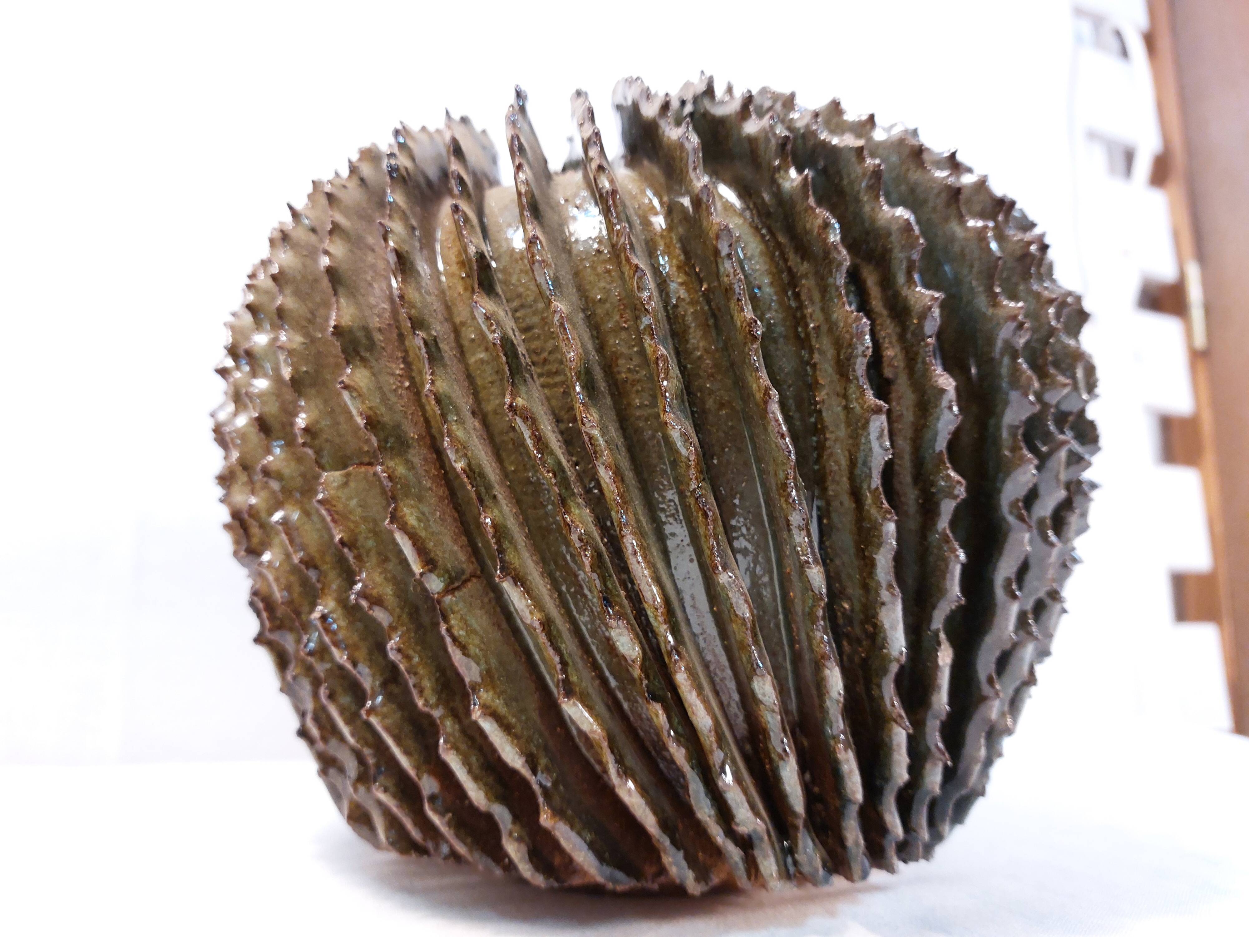 vase boule à ailettes torsadées