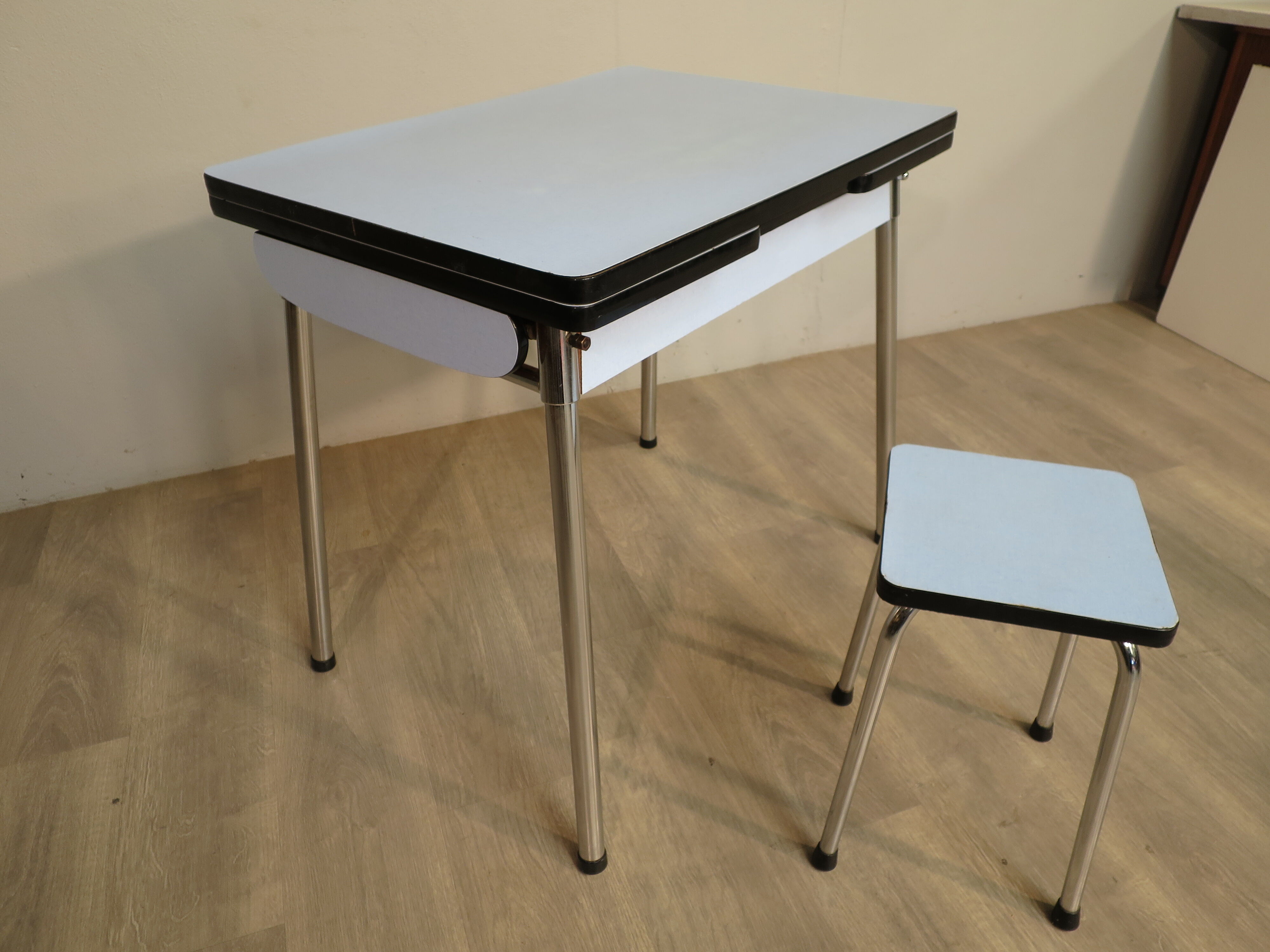 Table et tabouret en formica bleu