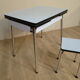 Table et tabouret en formica bleu
