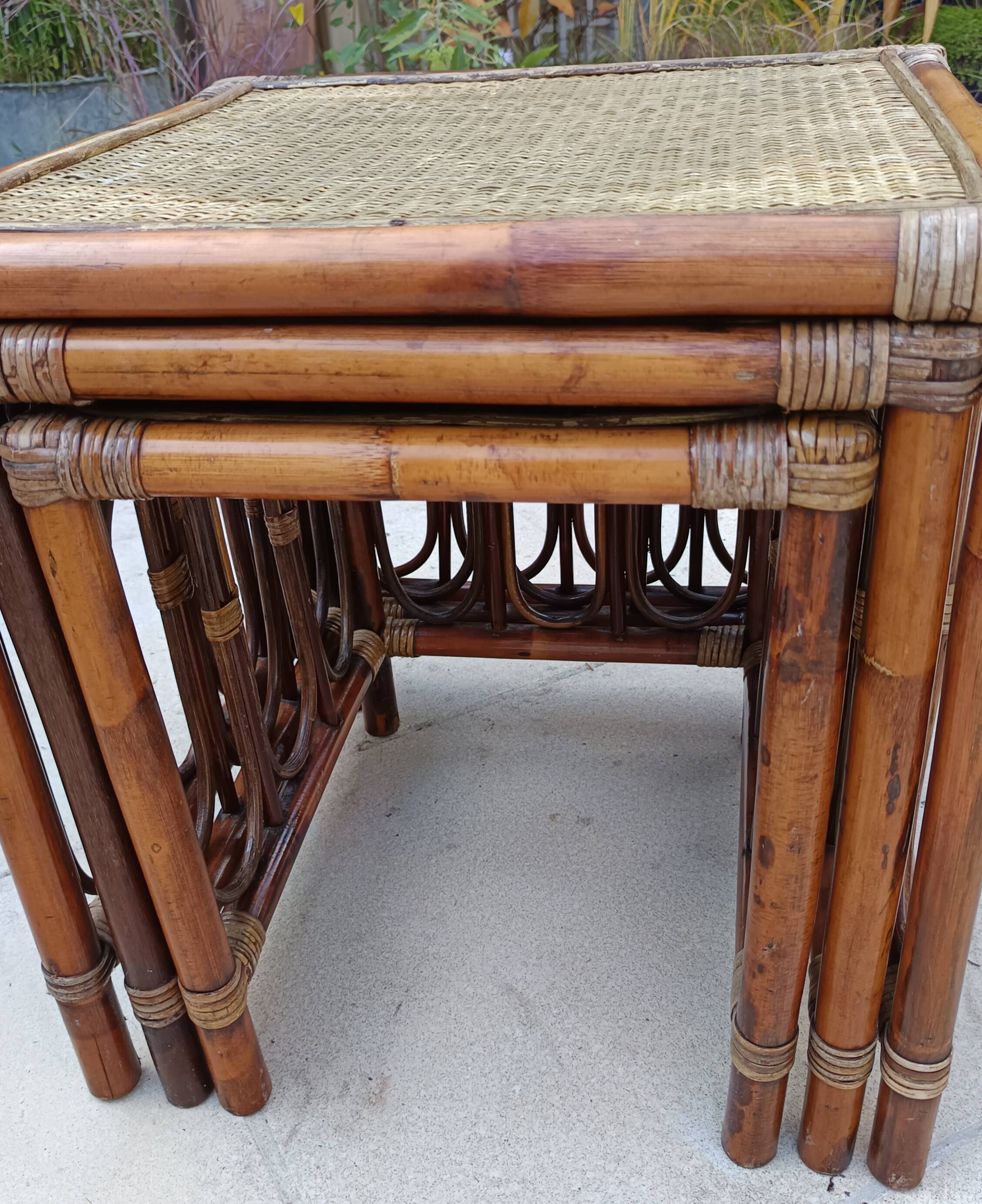 Nest of low tables in rattan, stackable.