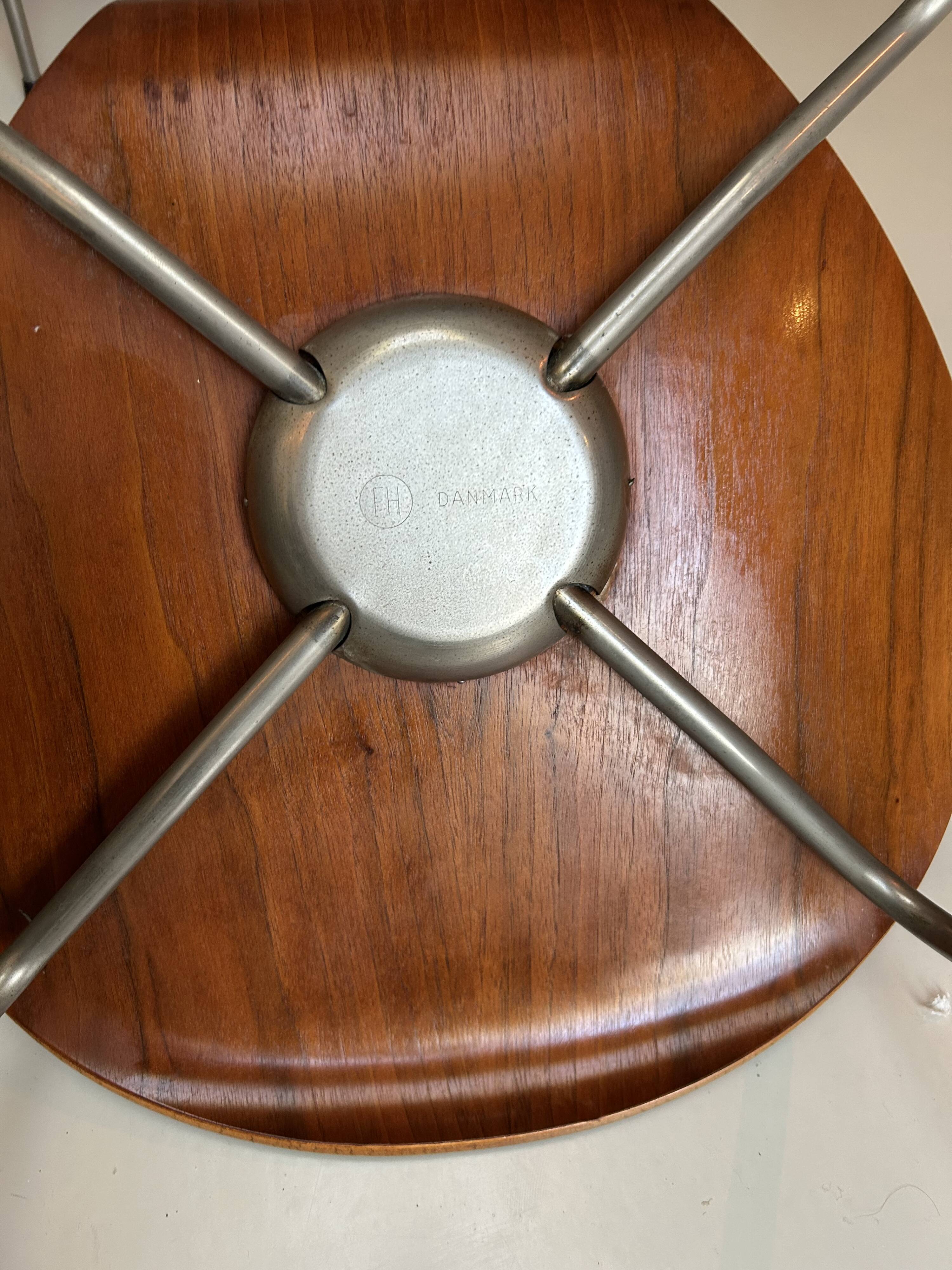 Set of two Franz Hensen series 7 (3107) Arne Jacobsen vintage chairs.