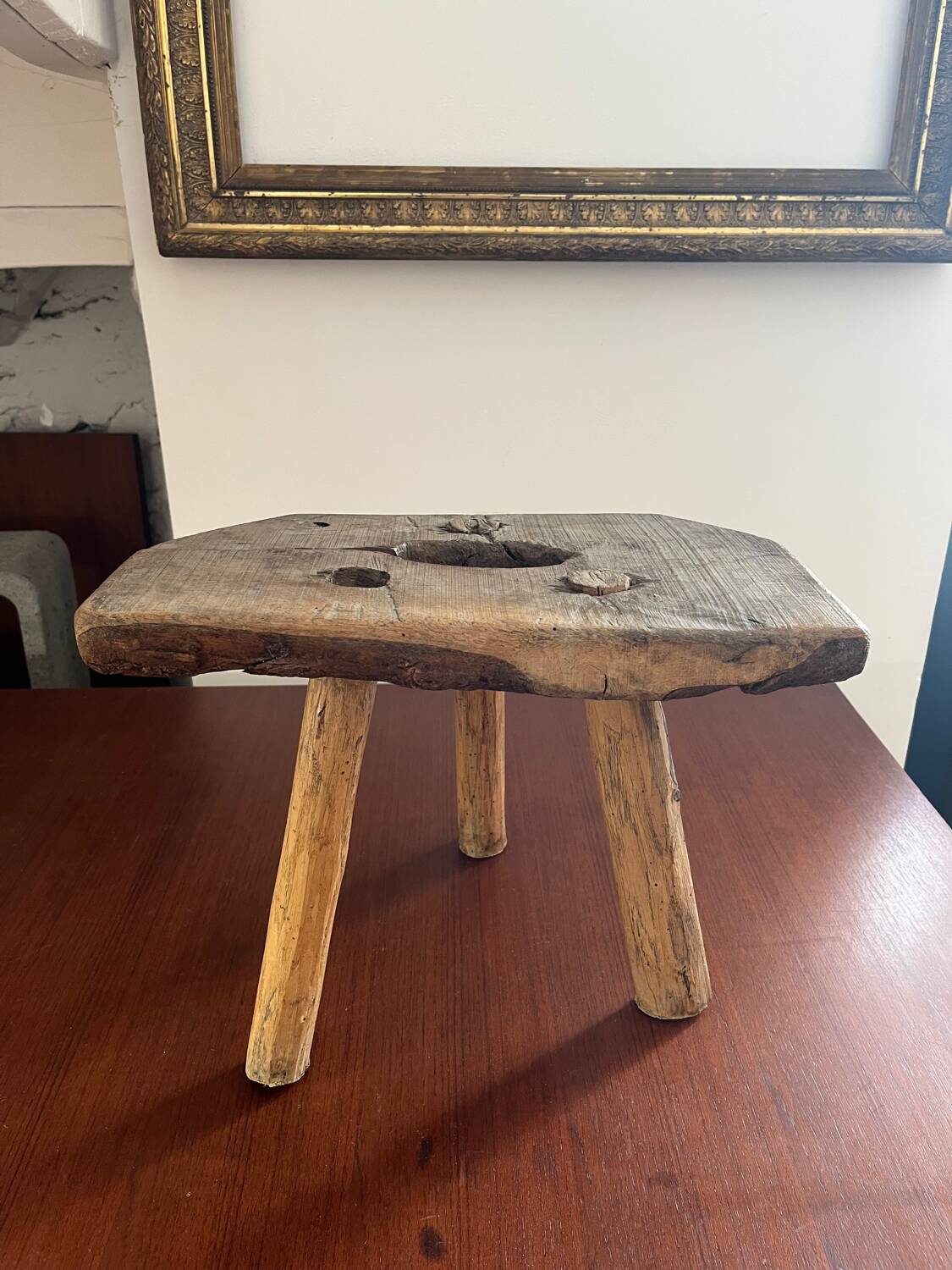 Petit tabouret de ferme rustique