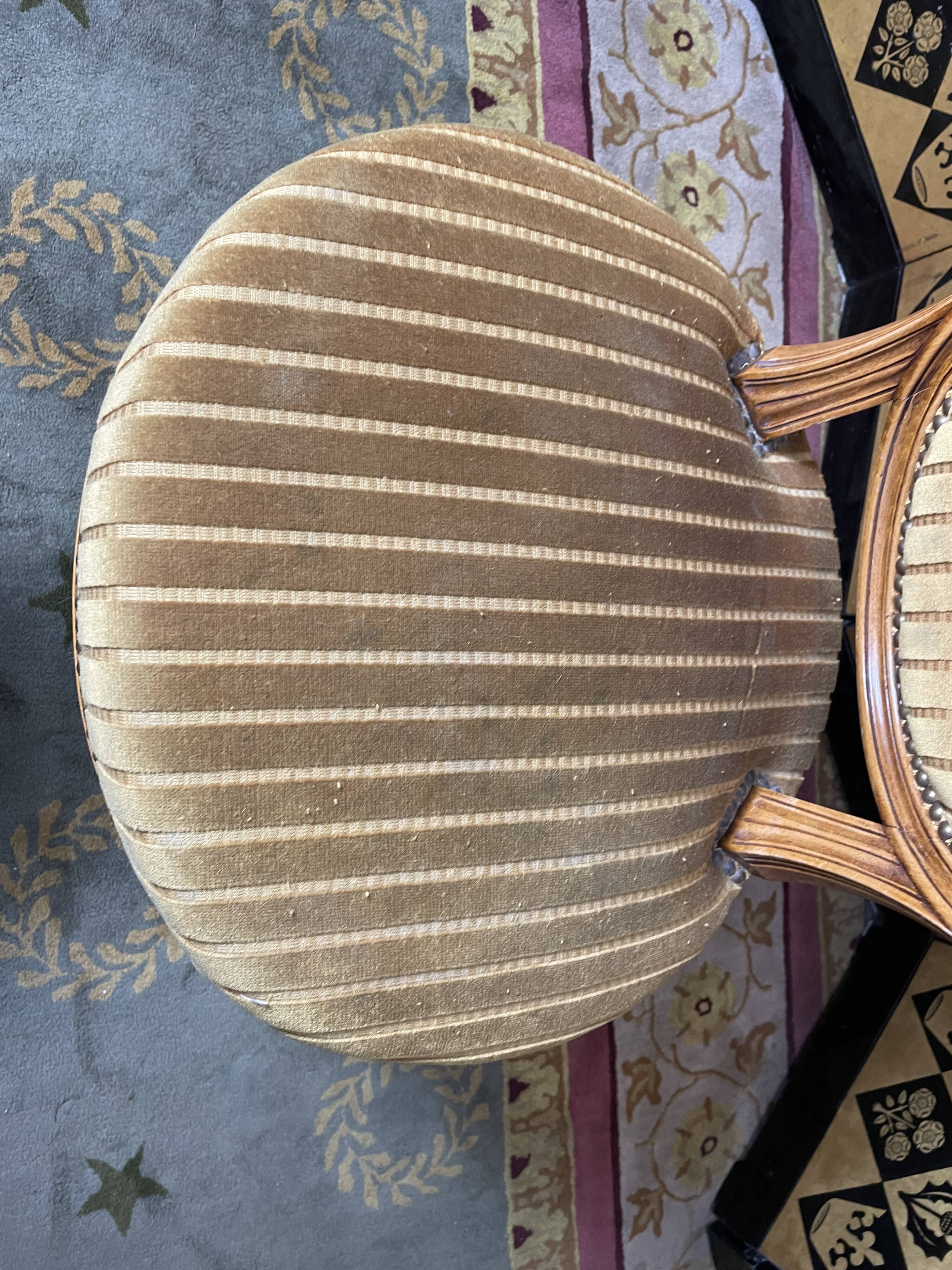 Suite de 4 chaises style Louis XVI médaillon