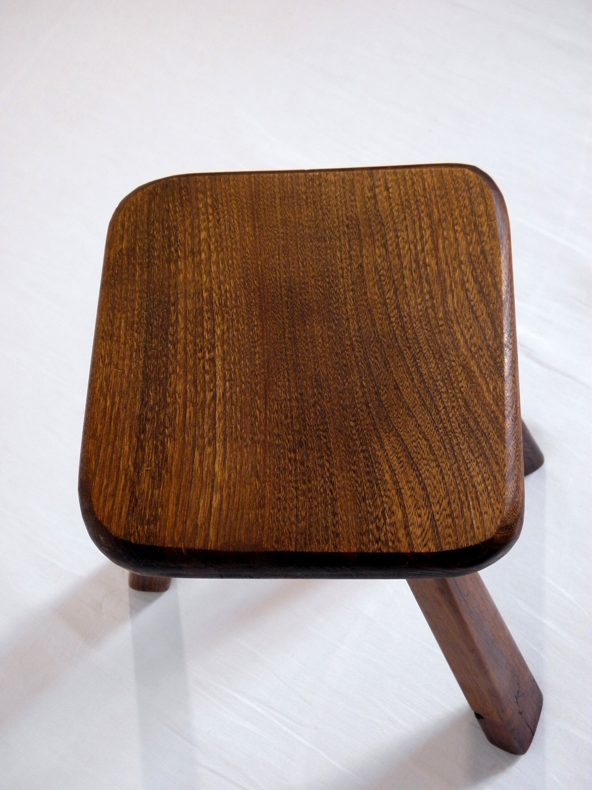 Tabouret tripode en bois