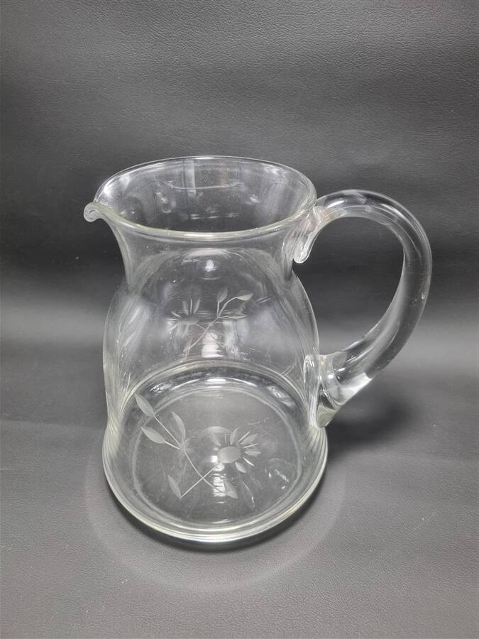 Chiseled decor pitcher