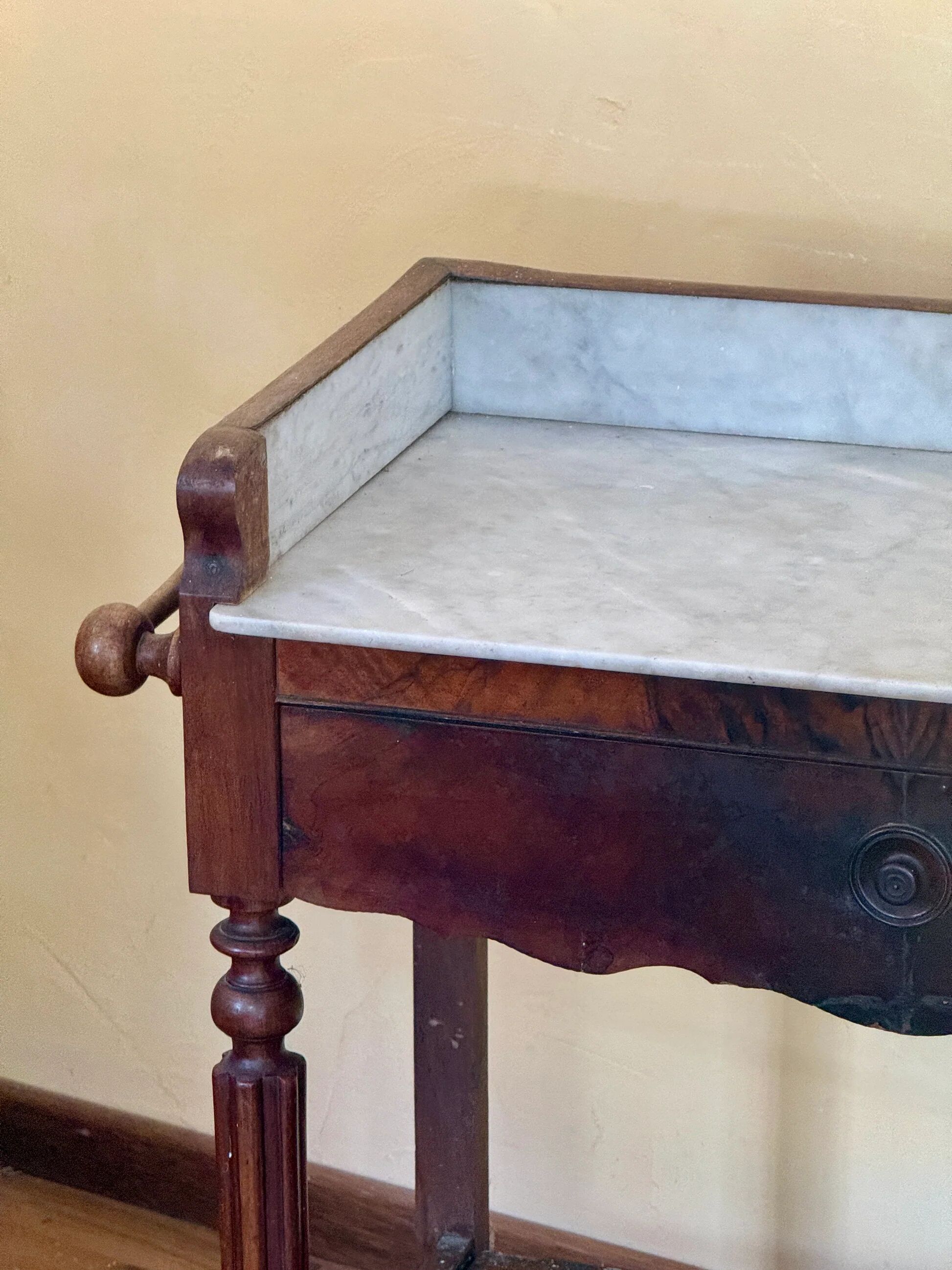 Bureau coiffeuse en bois et marbre