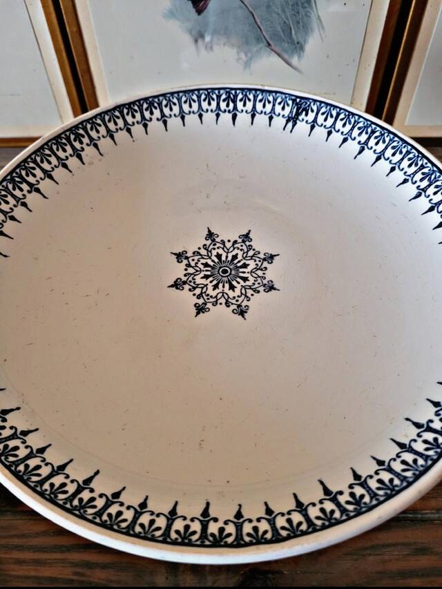 Saint Amand blue iron earth compote, Arabesque decoration, early 1900s.