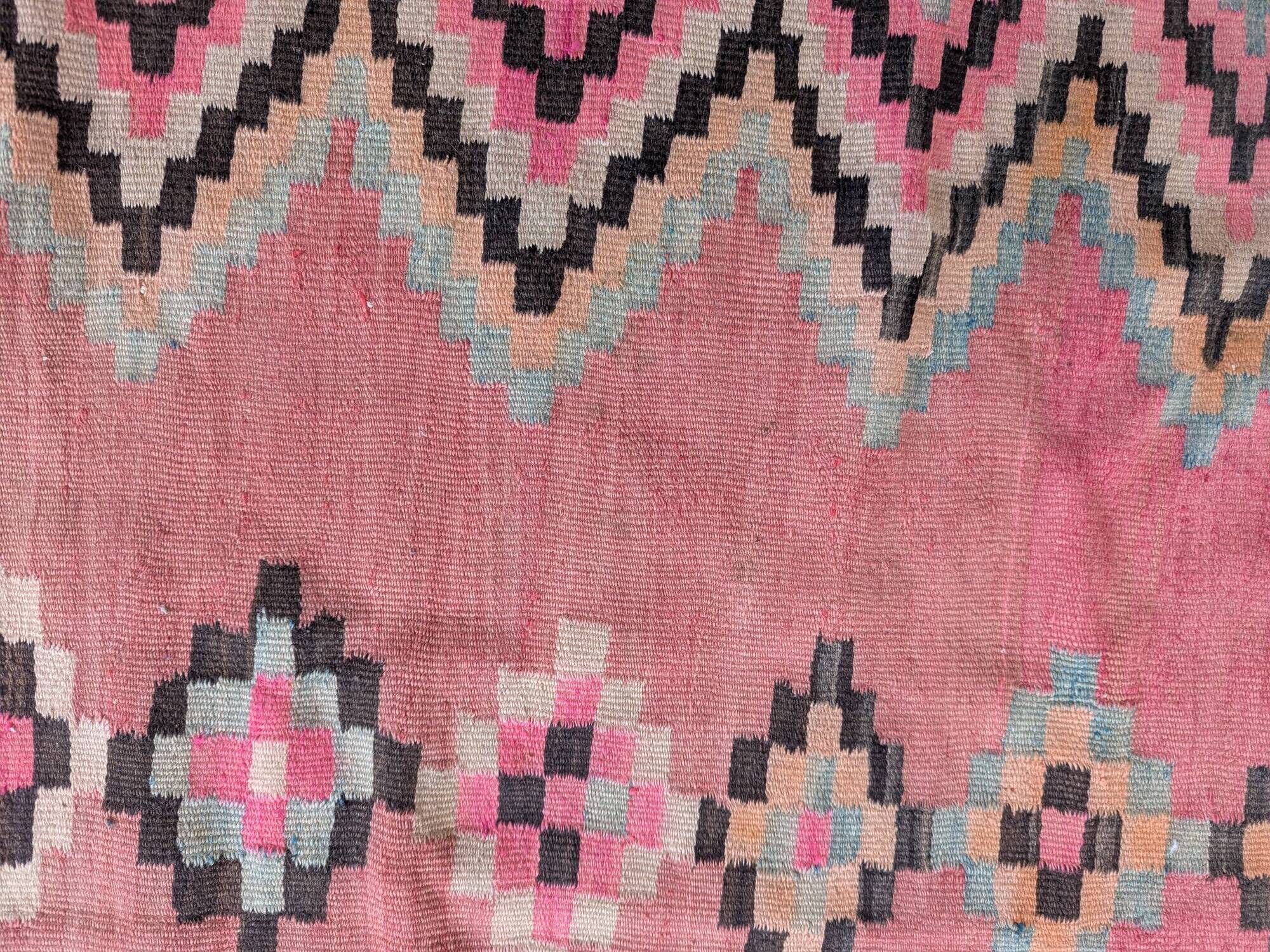 Tapis kilim ancien dans des tons rose