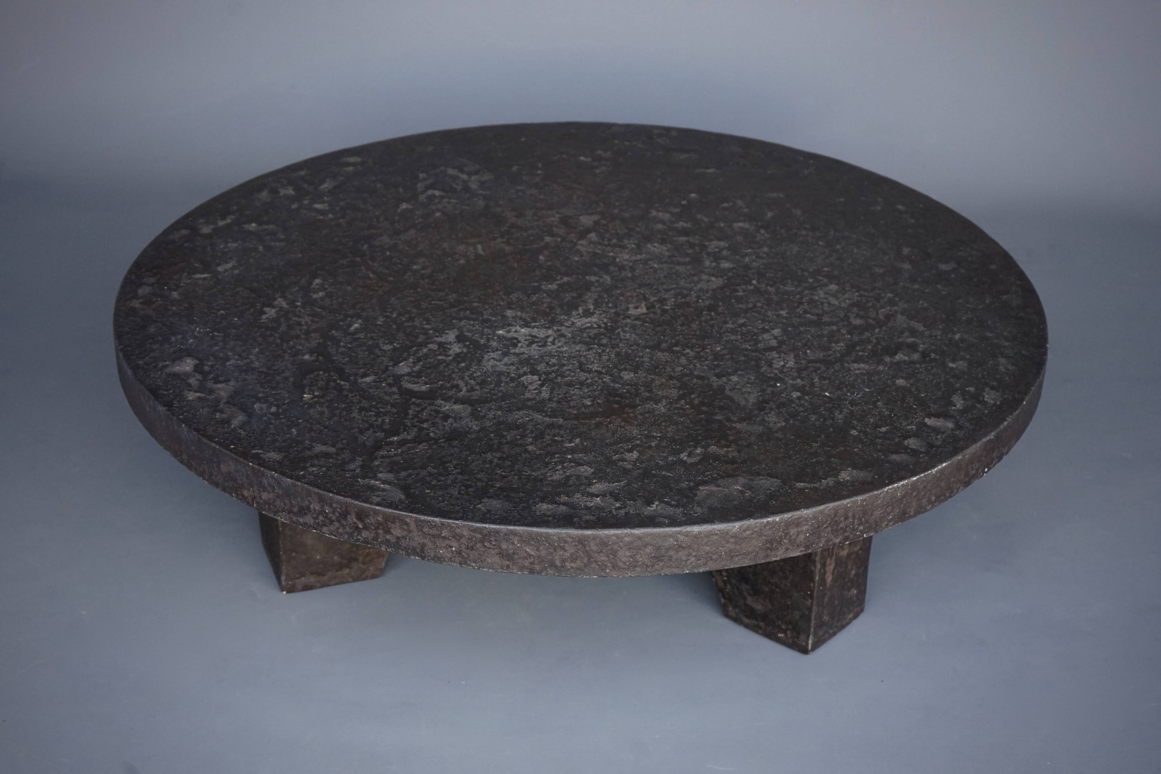 Table basse ronde brutaliste en résine, années 1970