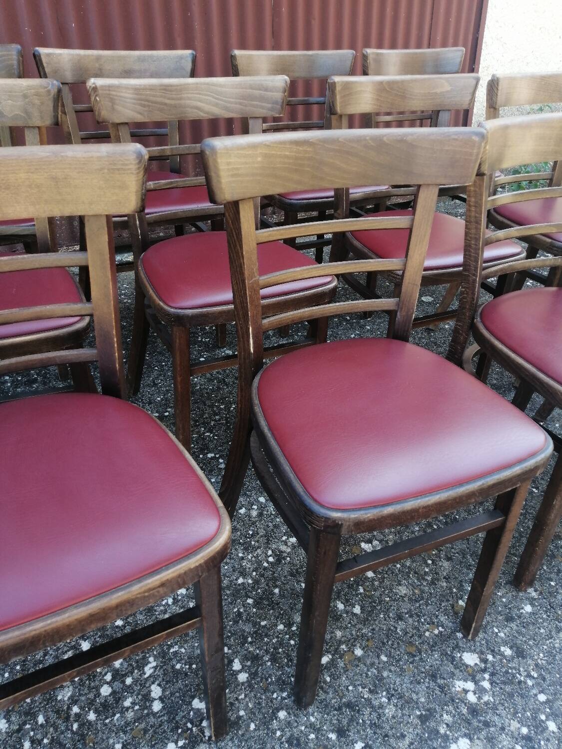 Lot de 12 chaises bistrot TON en bois et skaï rouge vintage.