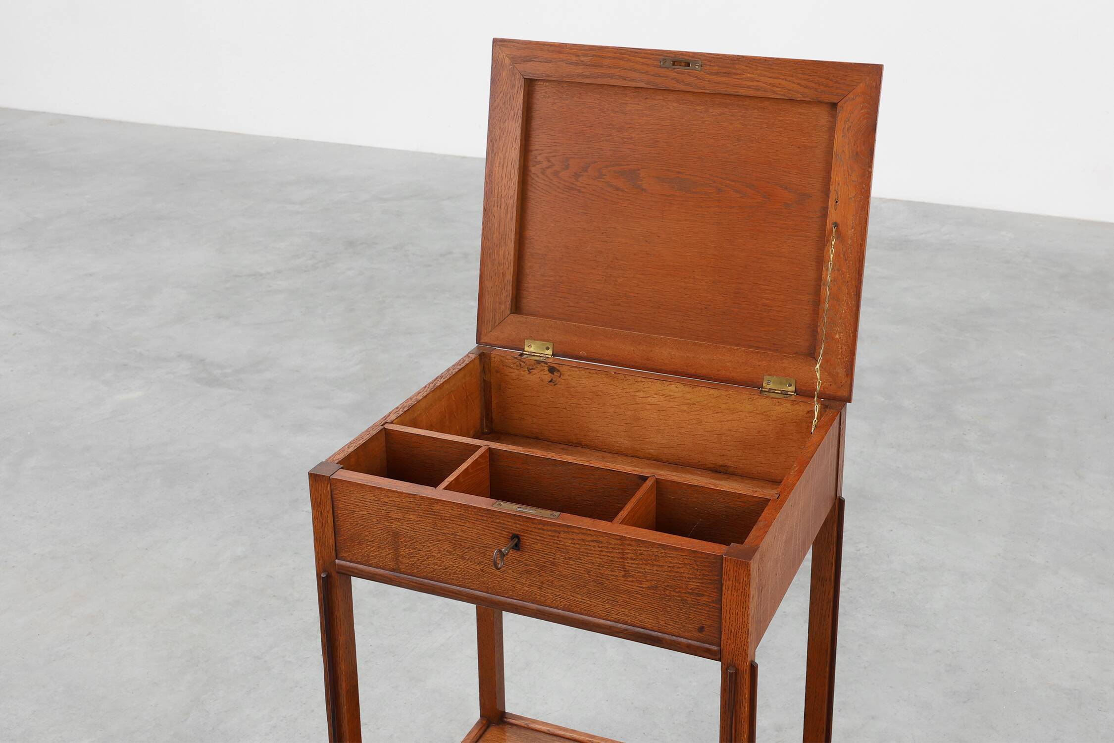 Table d'appoint ou cabinet de style École d'Amsterdam, Pays-Bas vers 1915