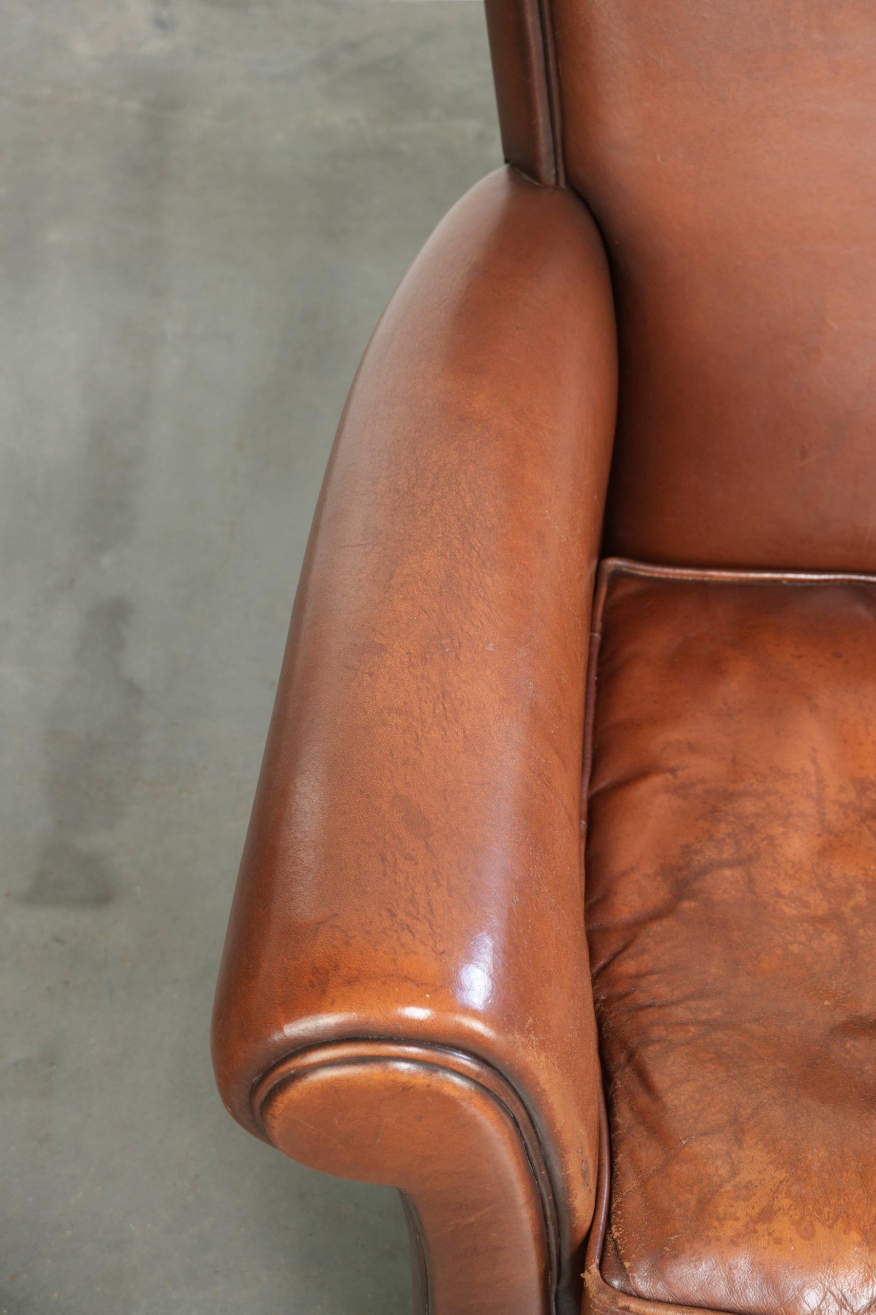 Fauteuil en peau de mouton confortable avec une finition élégante.