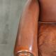 Fauteuil en peau de mouton confortable avec une finition élégante.