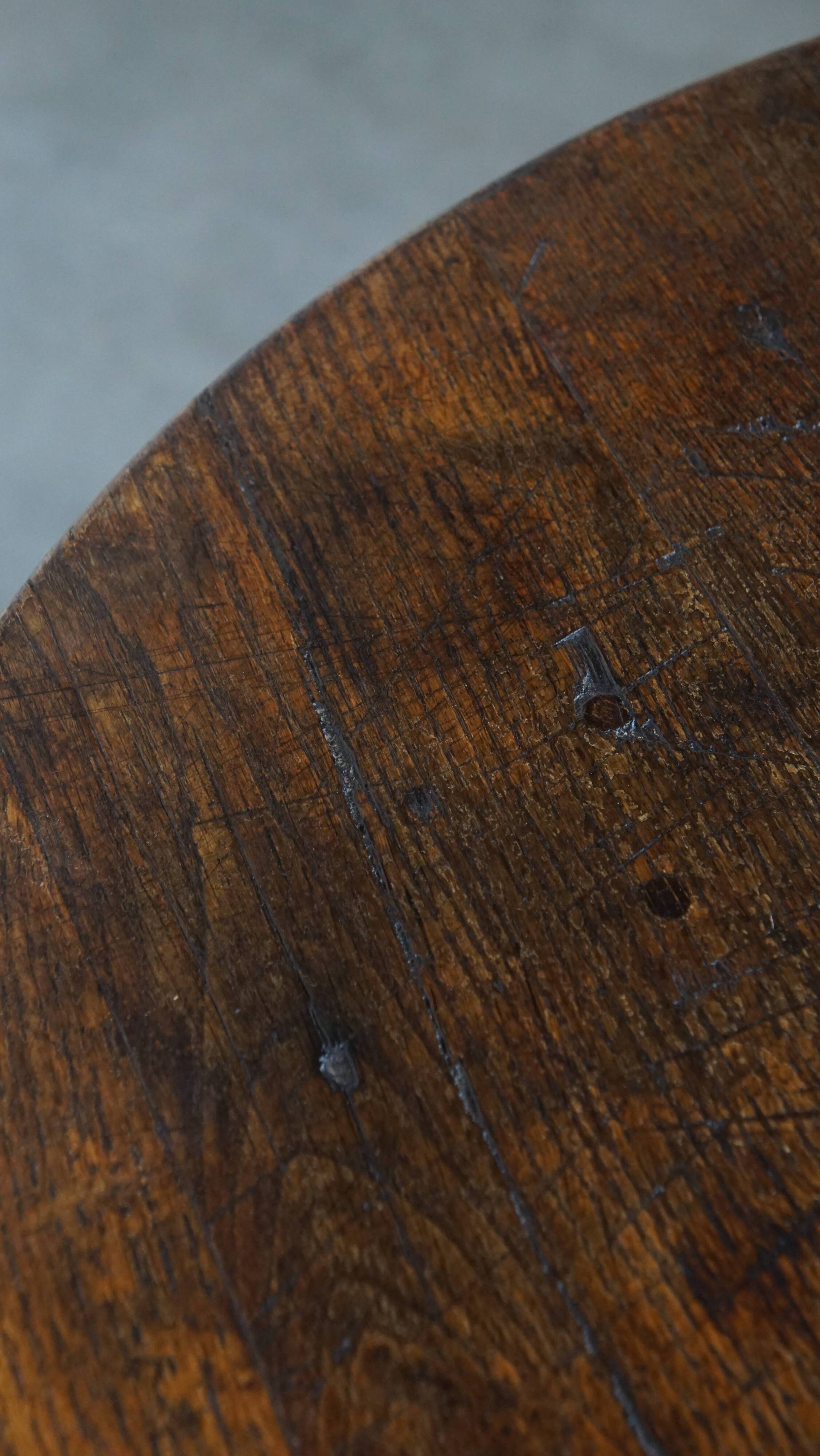 Table d'appoint anglaise ancienne de la fin du XIXe siècle en chêne