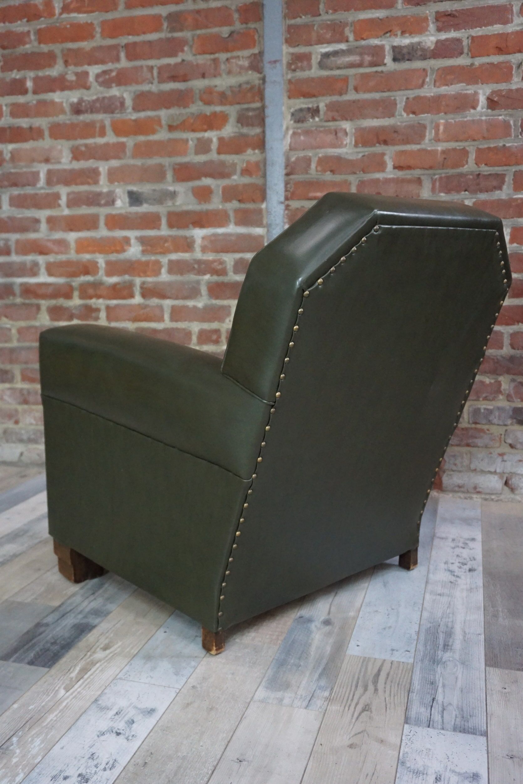 Fauteuil club art déco en skaï et bois