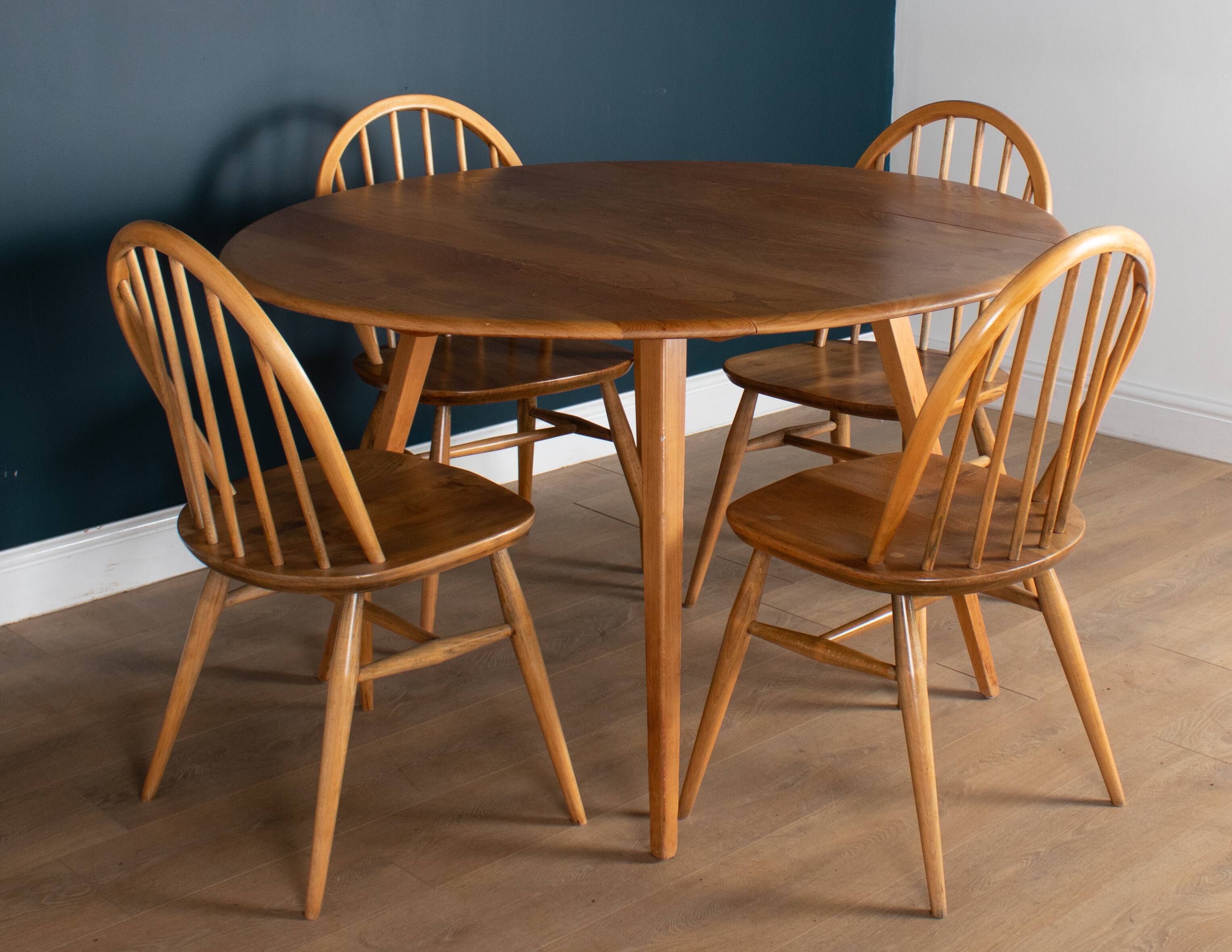 Table à manger ronde 384  et quatre fauteuils 370 Windsor
