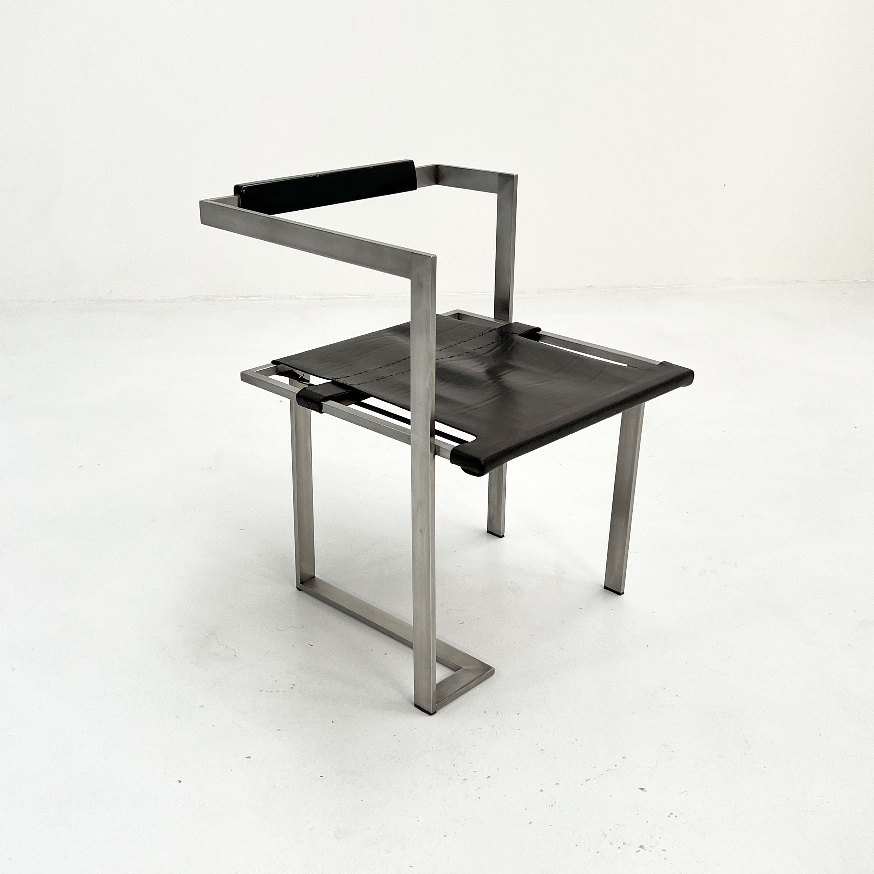 Chaise géométrique  en cuir et chrome, 1980s