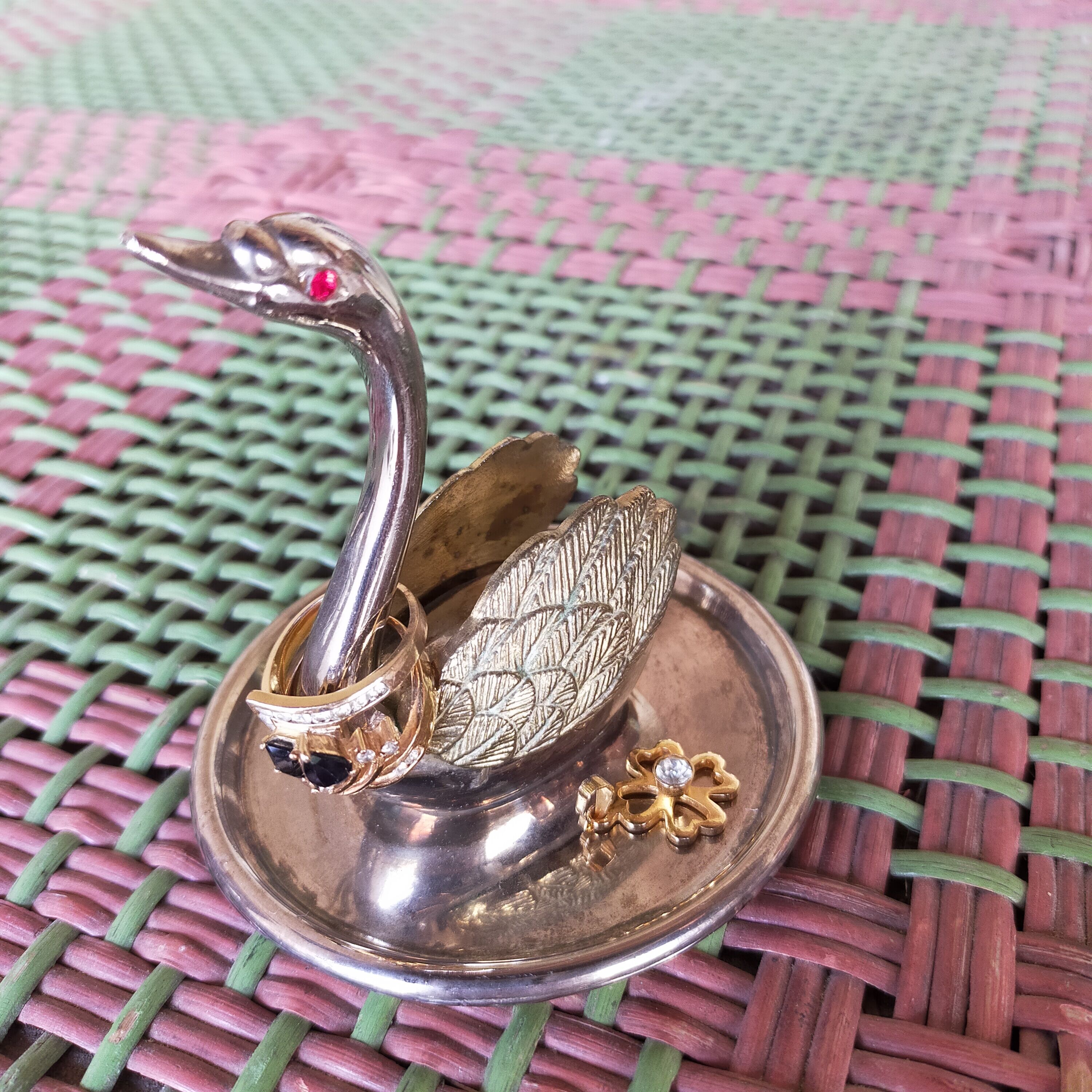 Swan jewelry holder