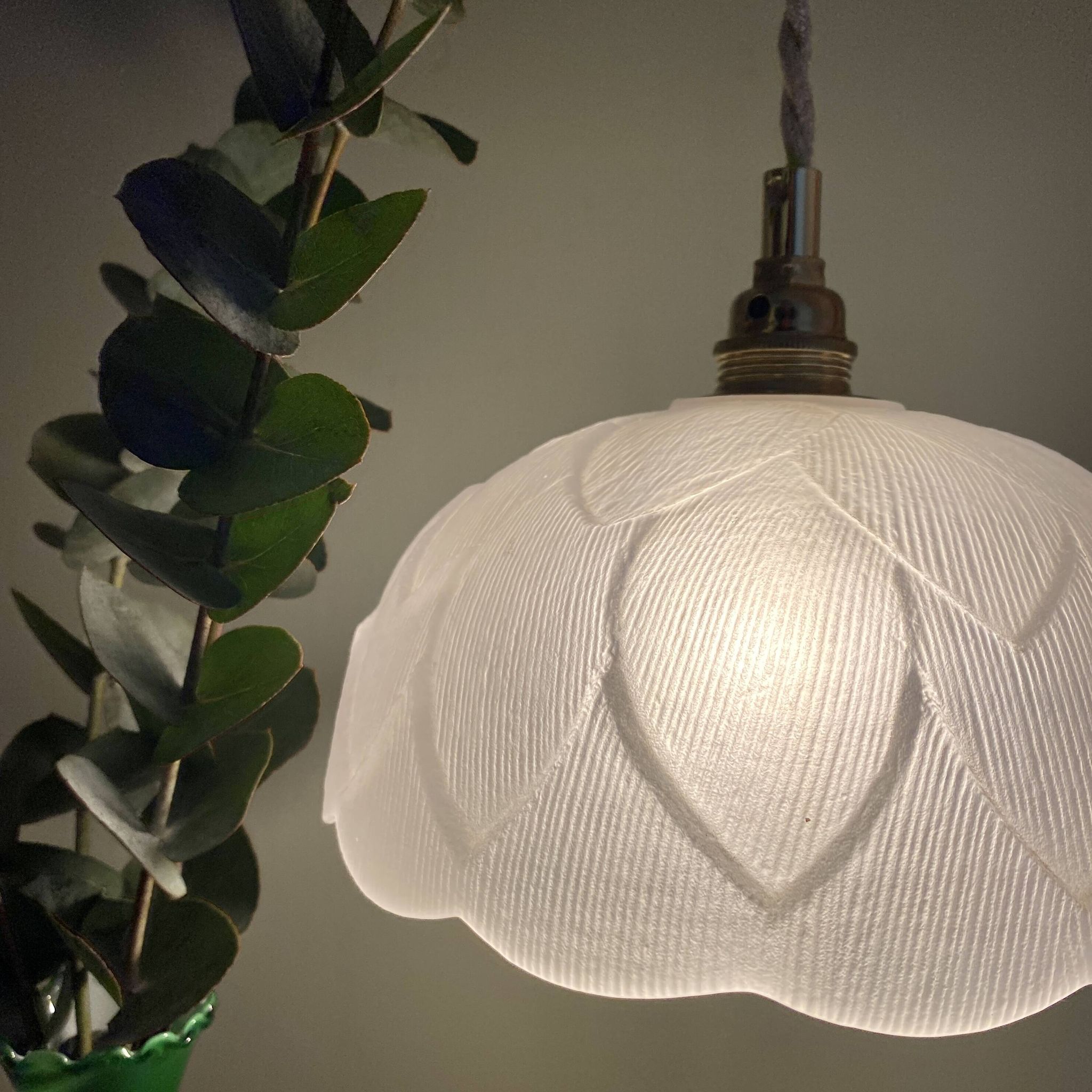 Suspension vintage motif fleur en verre dépoli