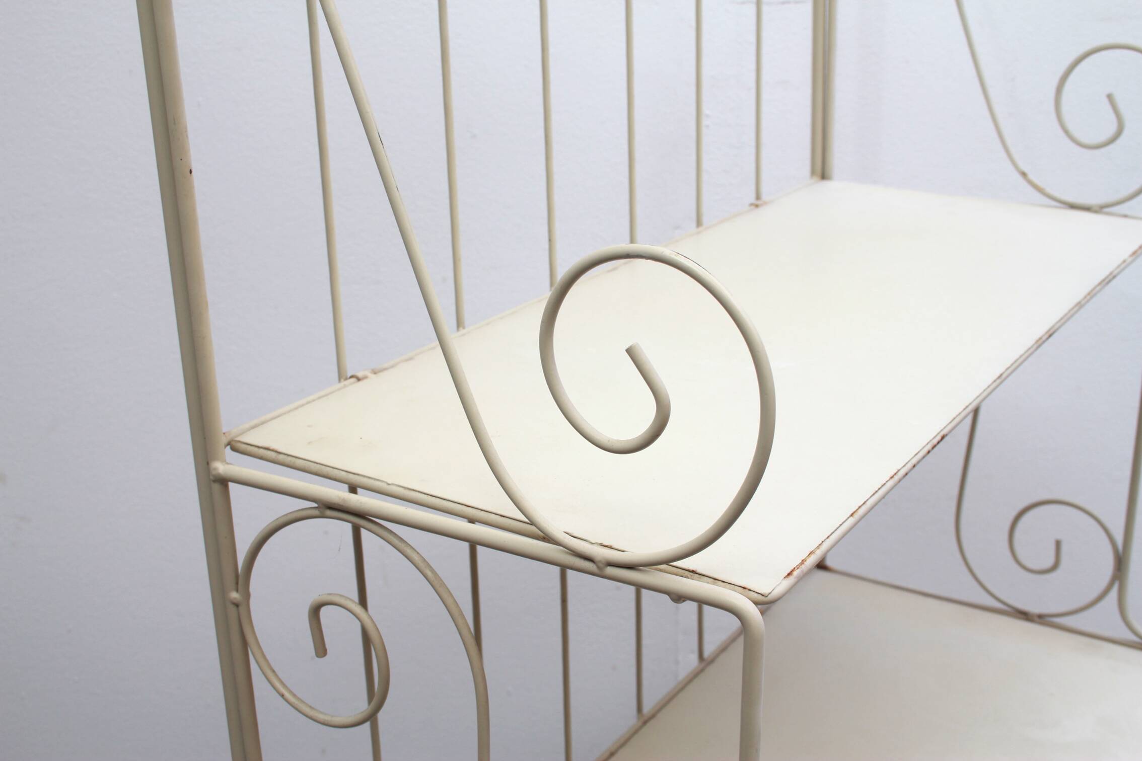 1950s shelf in metal Shabby Chic